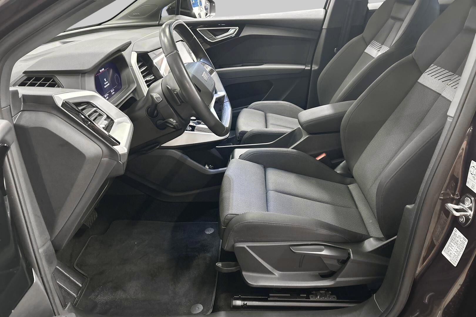 Audi Q4 e-tron iso kuva 6