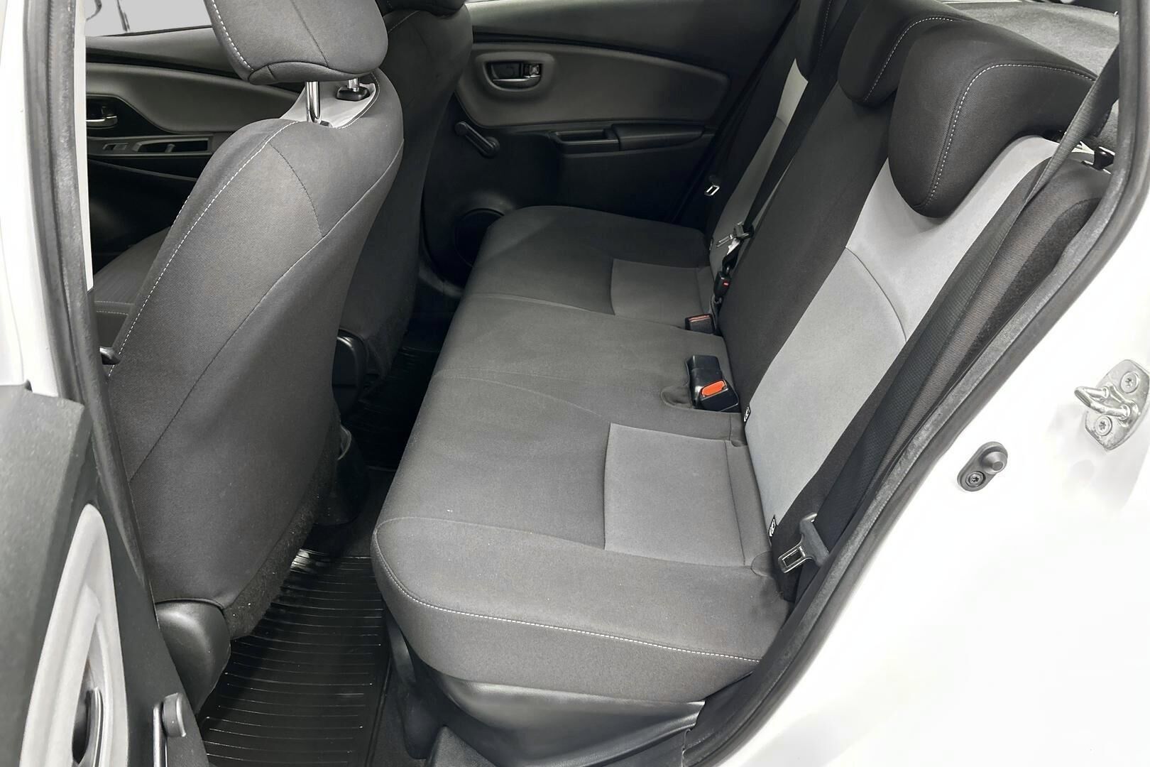 Toyota Yaris iso kuva 10