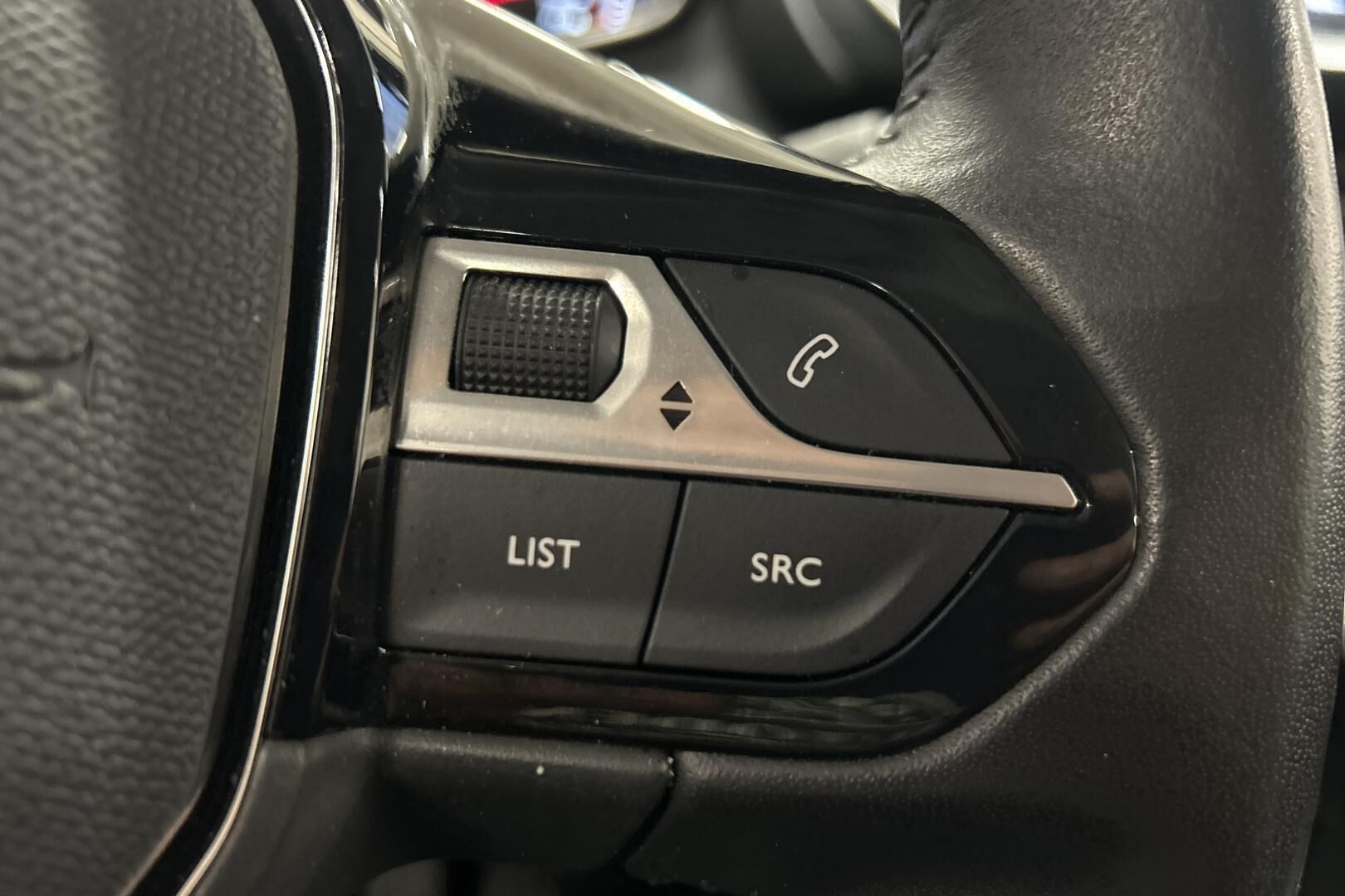 Peugeot 2008 iso kuva 16