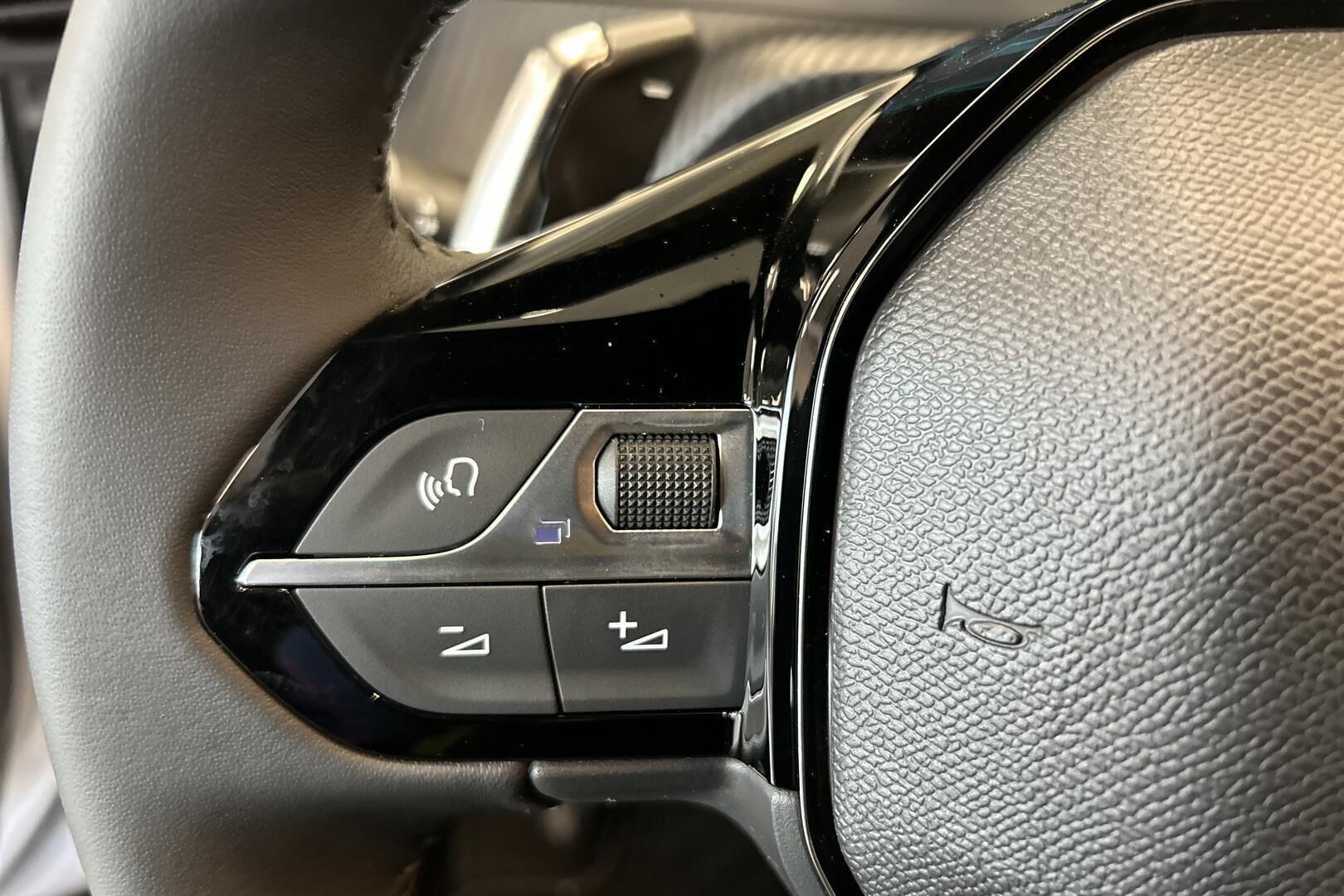 Peugeot 2008 iso kuva 18