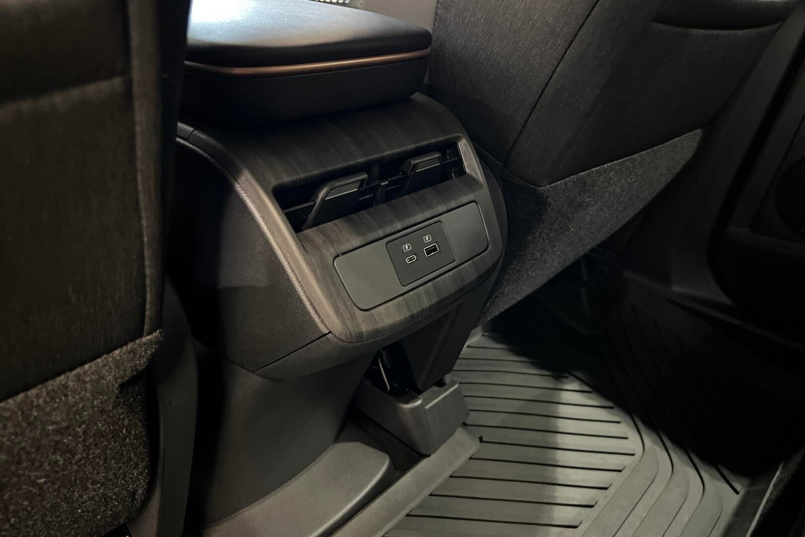 Nissan Ariya iso kuva 26