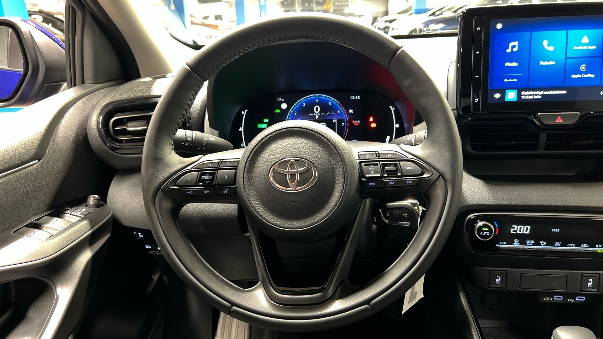 Toyota Yaris iso kuva 11