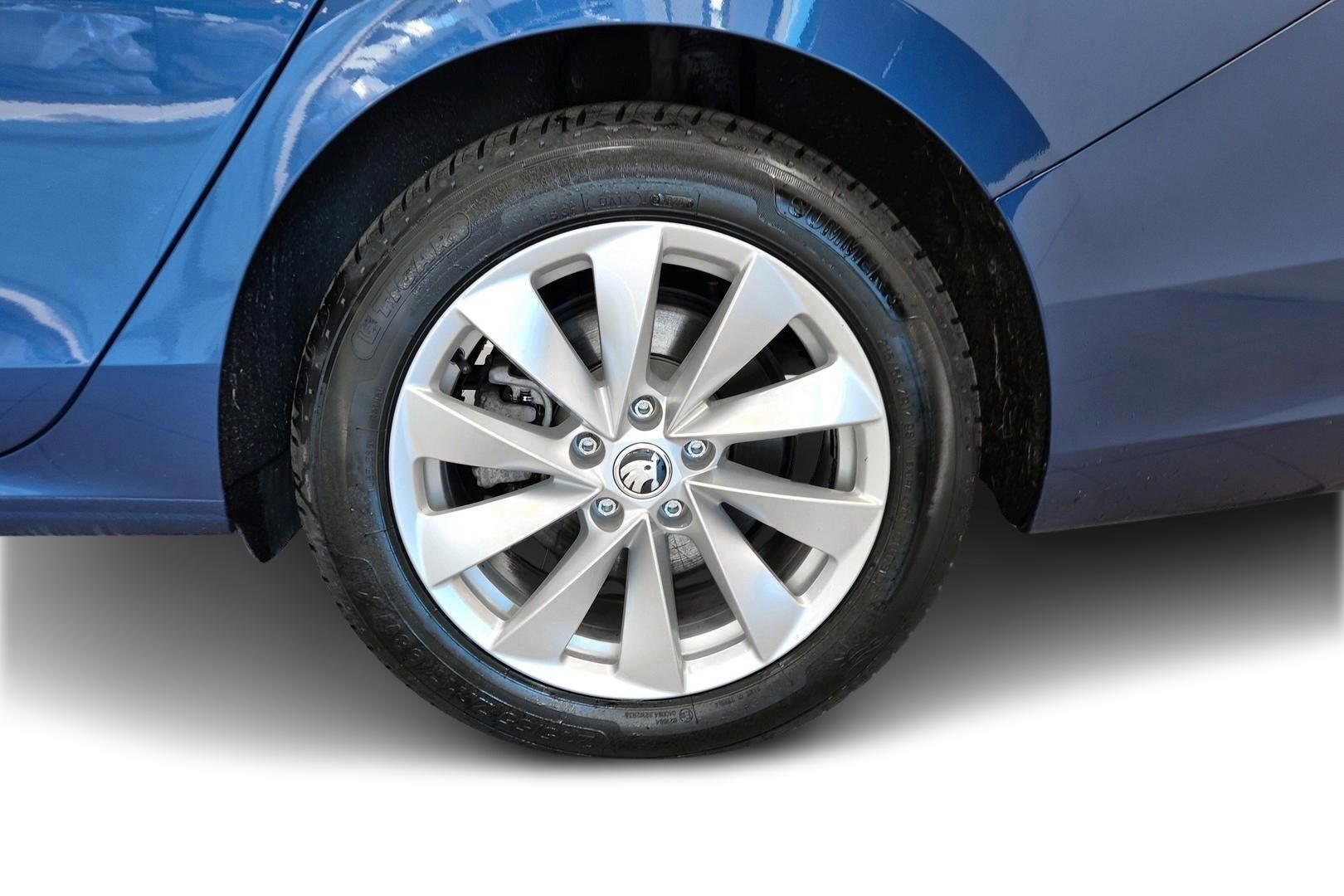Skoda Superb iso kuva 13