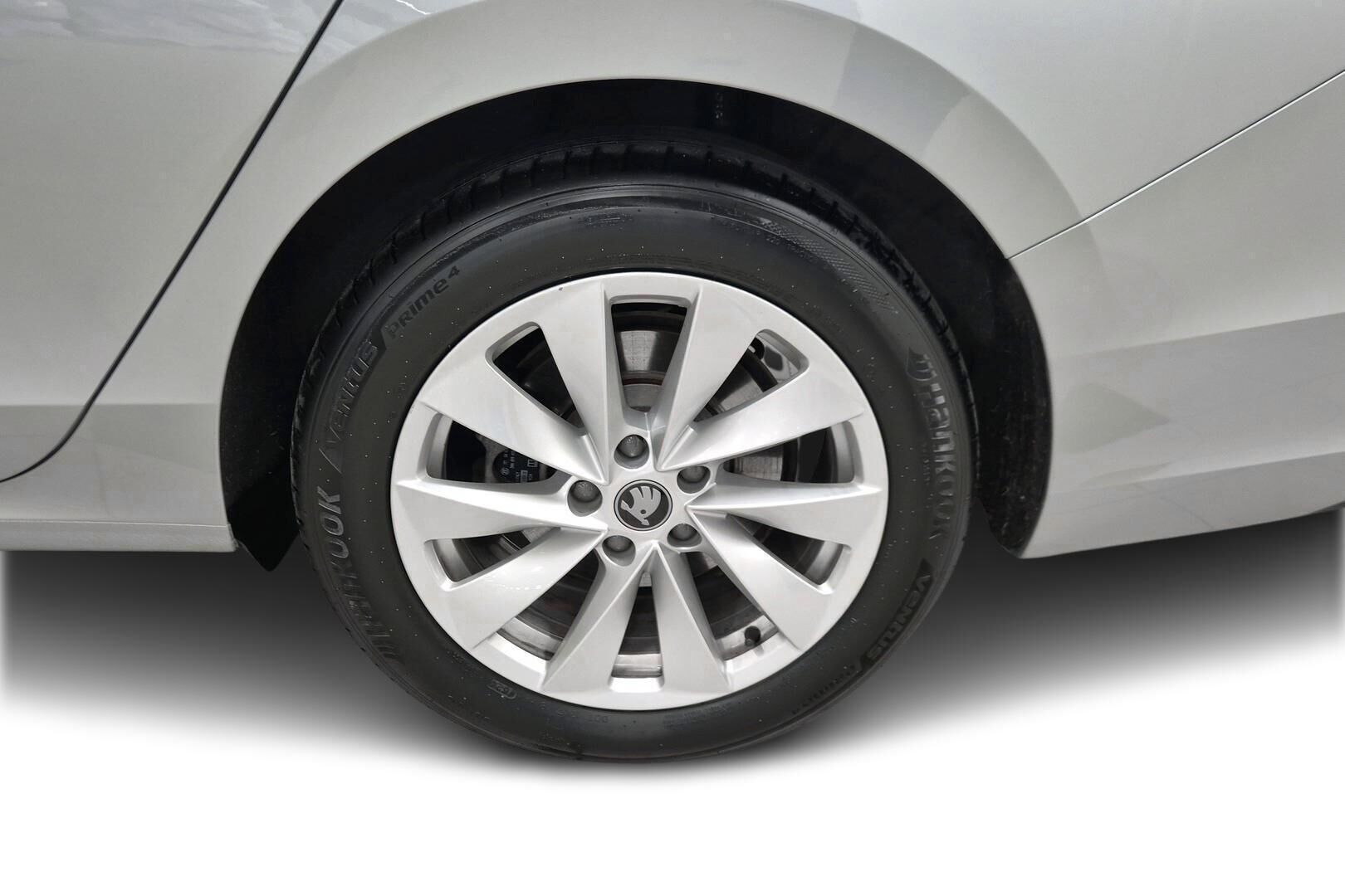 Skoda Superb iso kuva 13