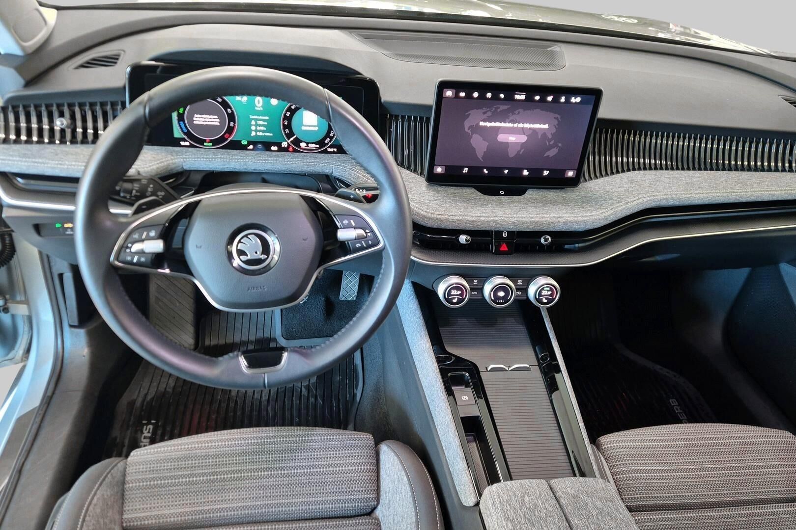 Skoda Superb iso kuva 12