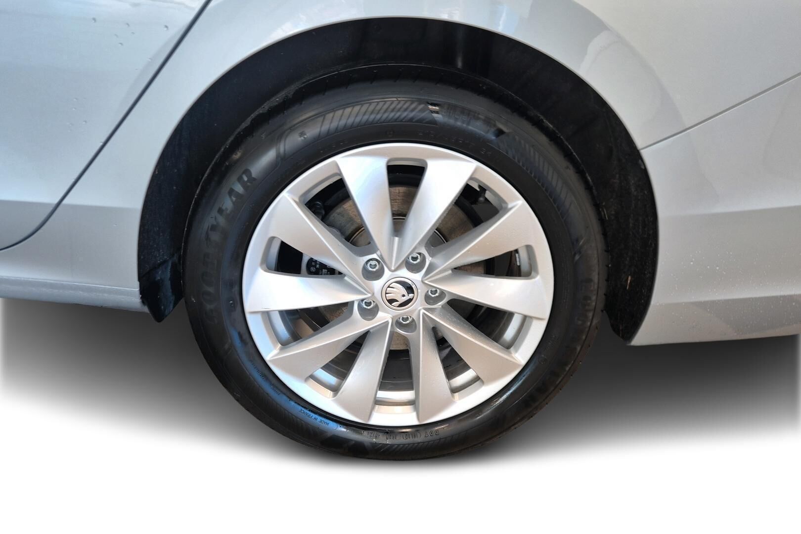 Skoda Superb iso kuva 14