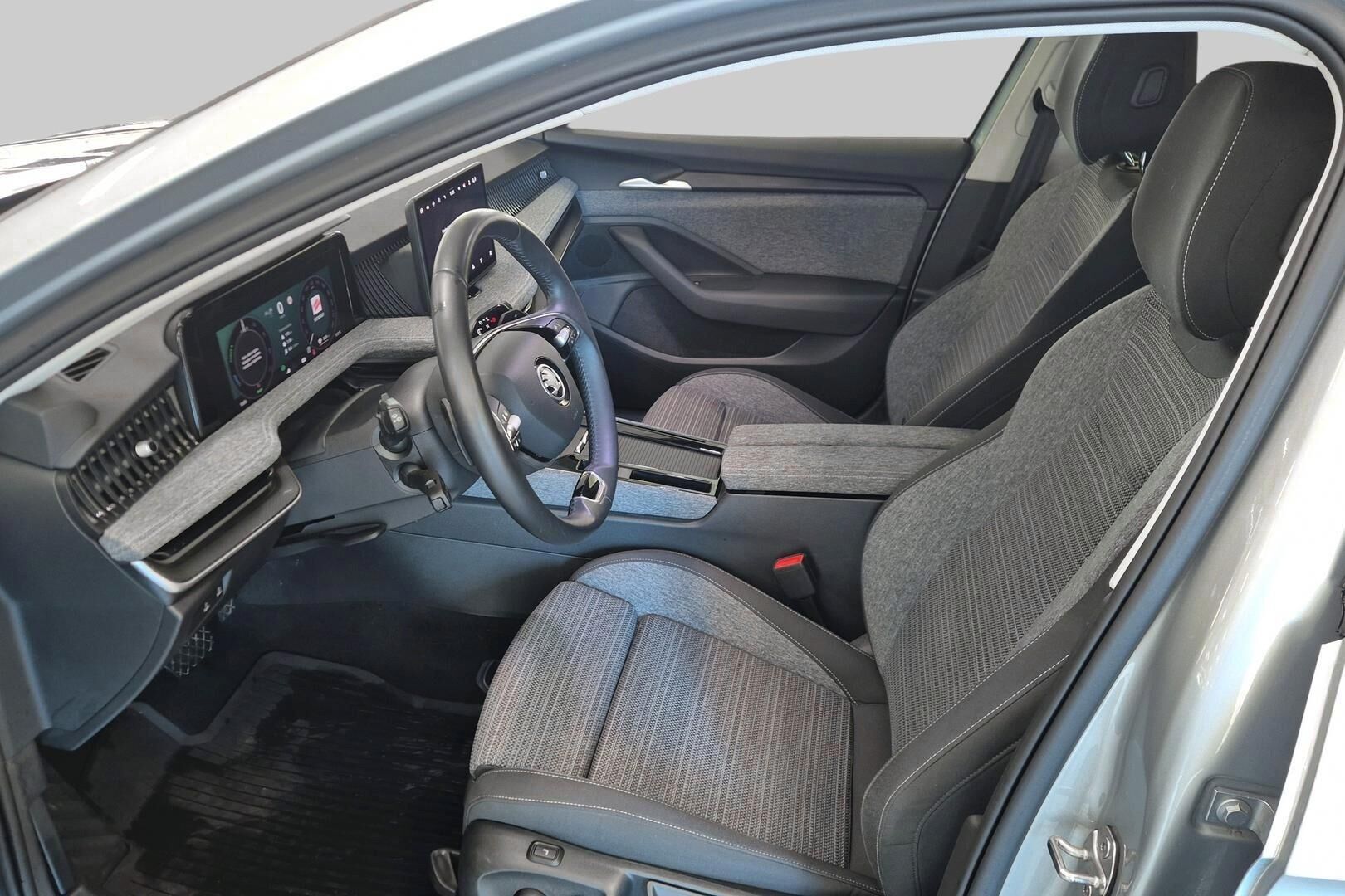 Skoda Superb iso kuva 8
