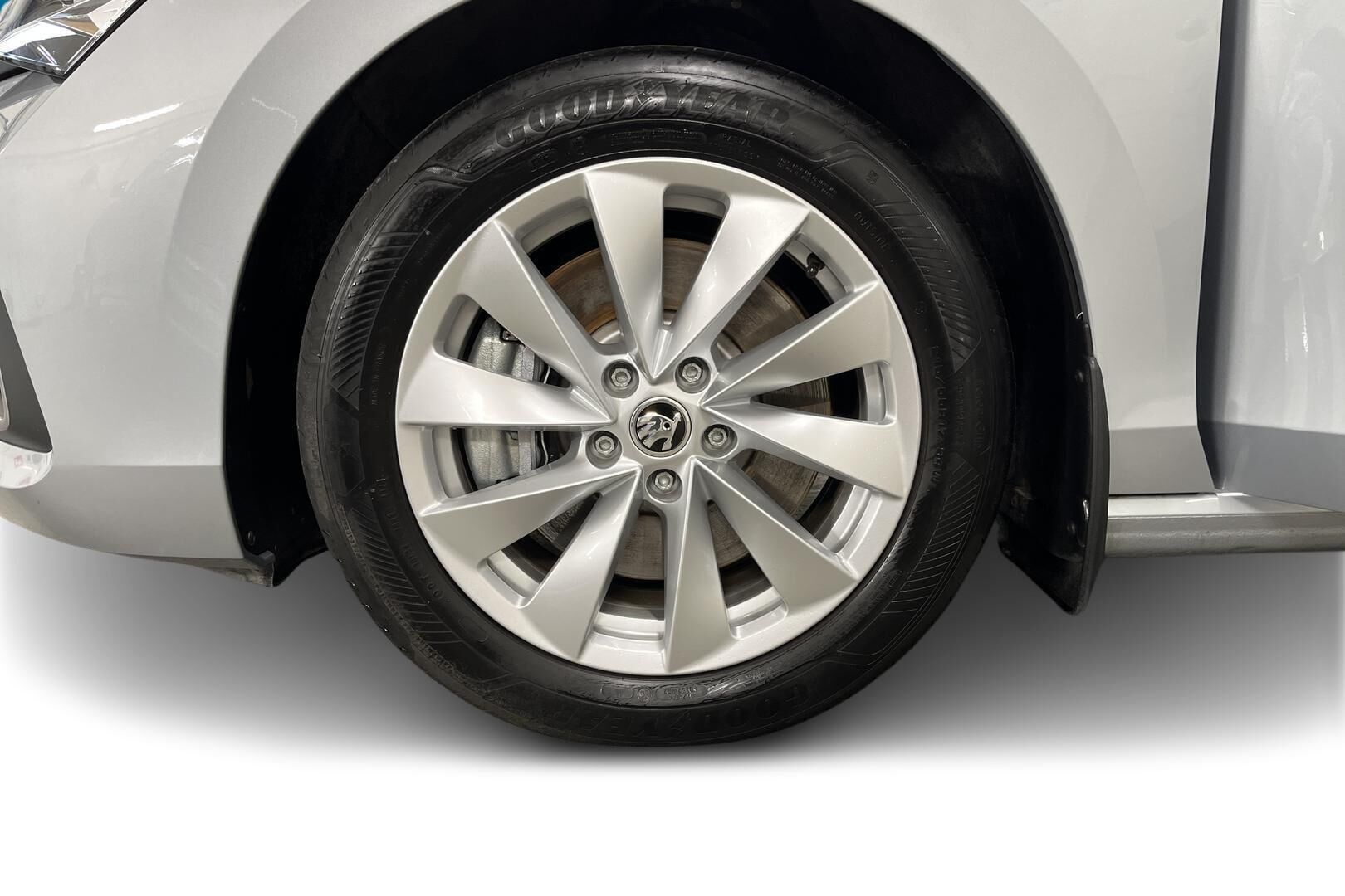 Skoda Superb iso kuva 13