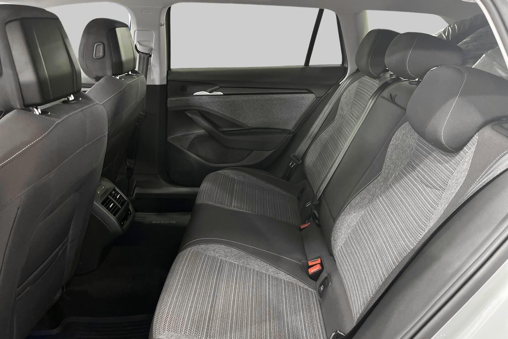 Skoda Superb iso kuva 7