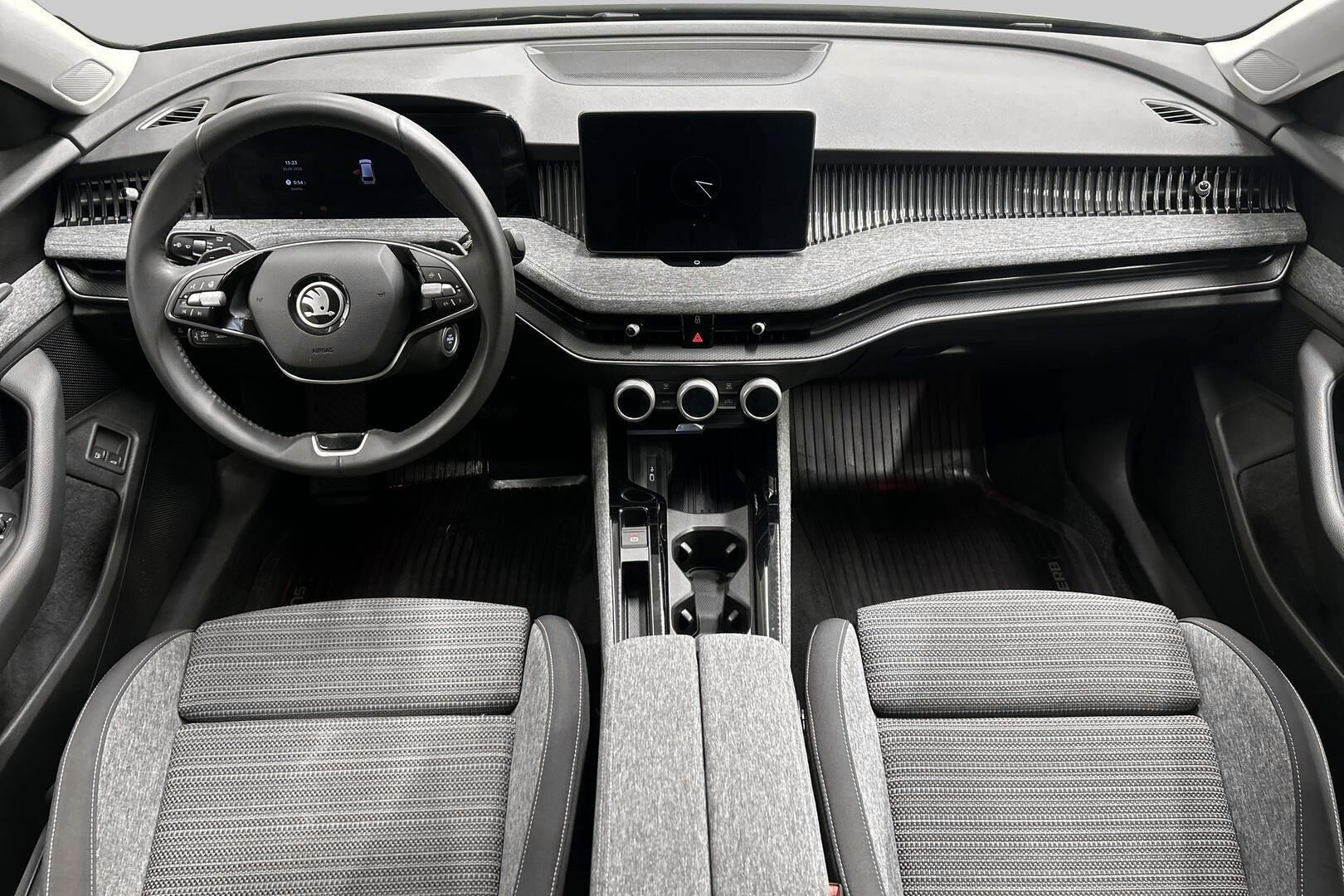 Skoda Superb iso kuva 10