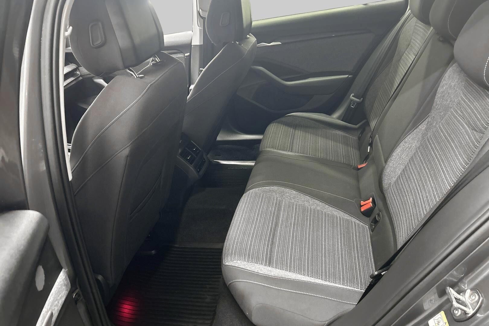 Skoda Superb iso kuva 9