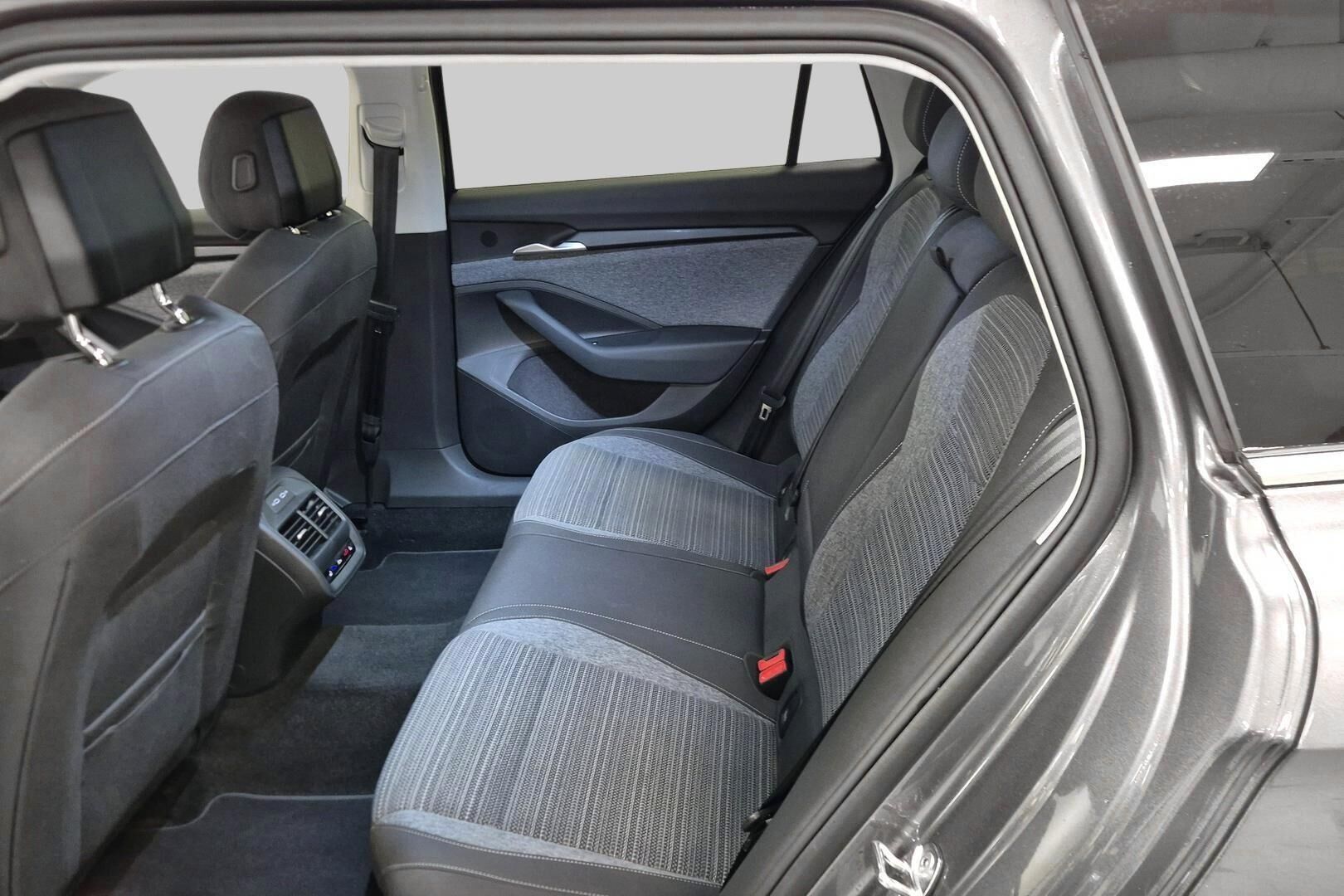 Skoda Superb iso kuva 10