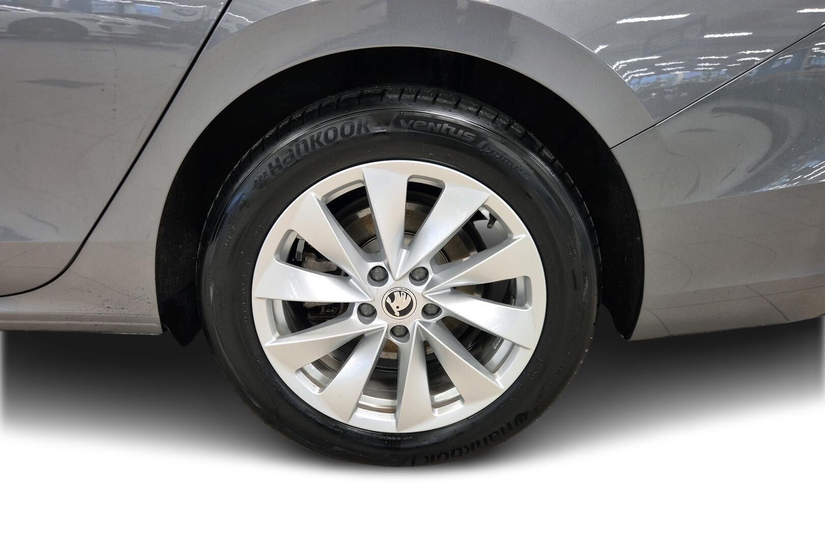 Skoda Superb iso kuva 13