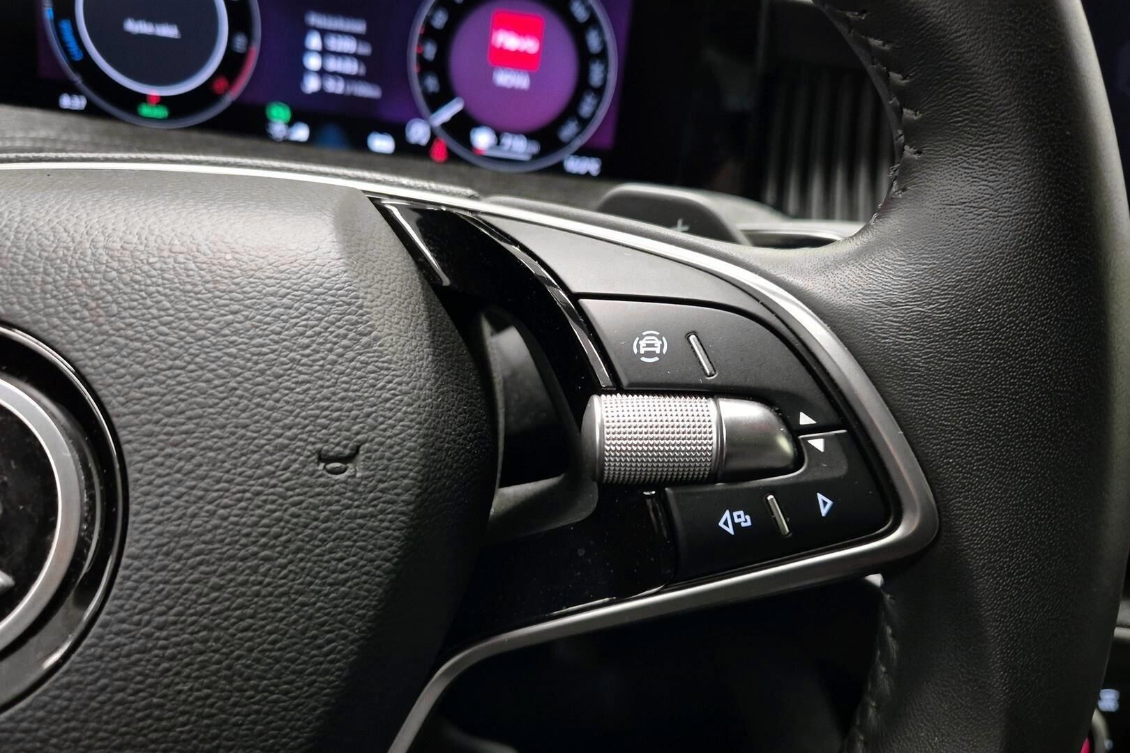 Skoda Superb iso kuva 22