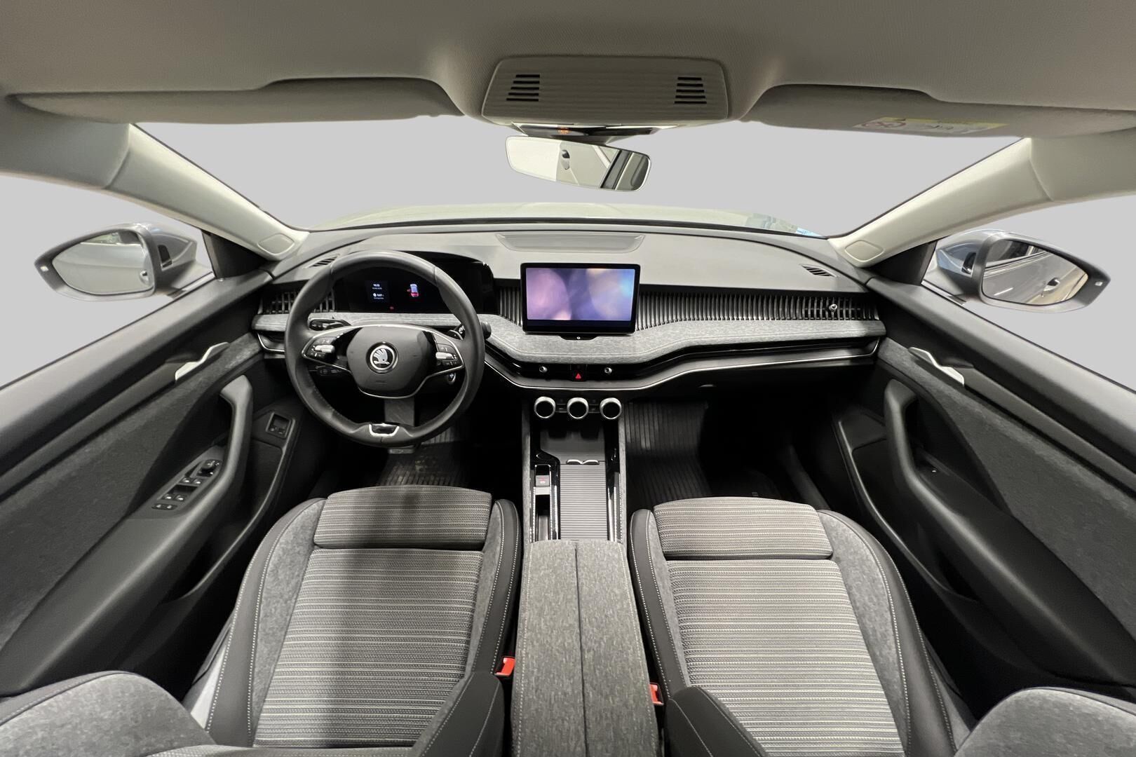 Skoda Superb iso kuva 10