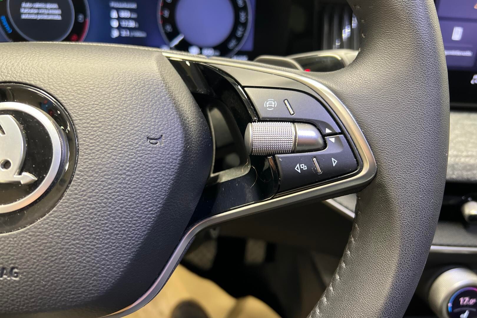 Skoda Superb iso kuva 16