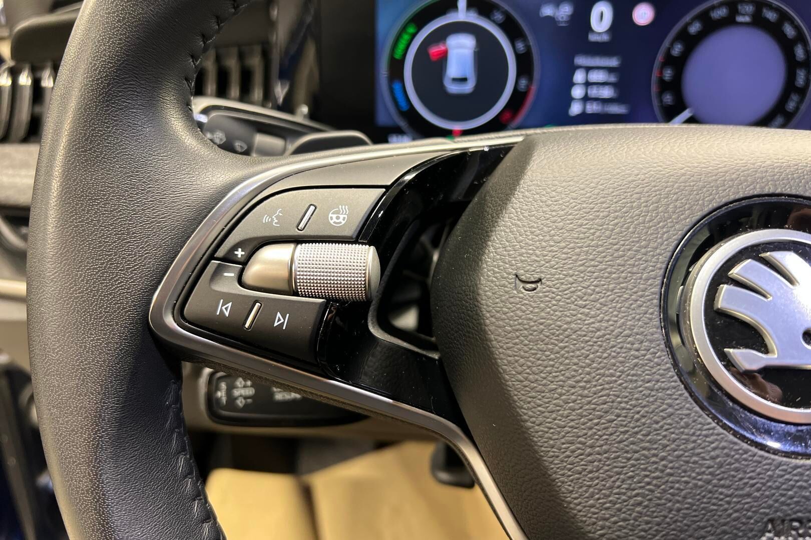Skoda Superb iso kuva 17