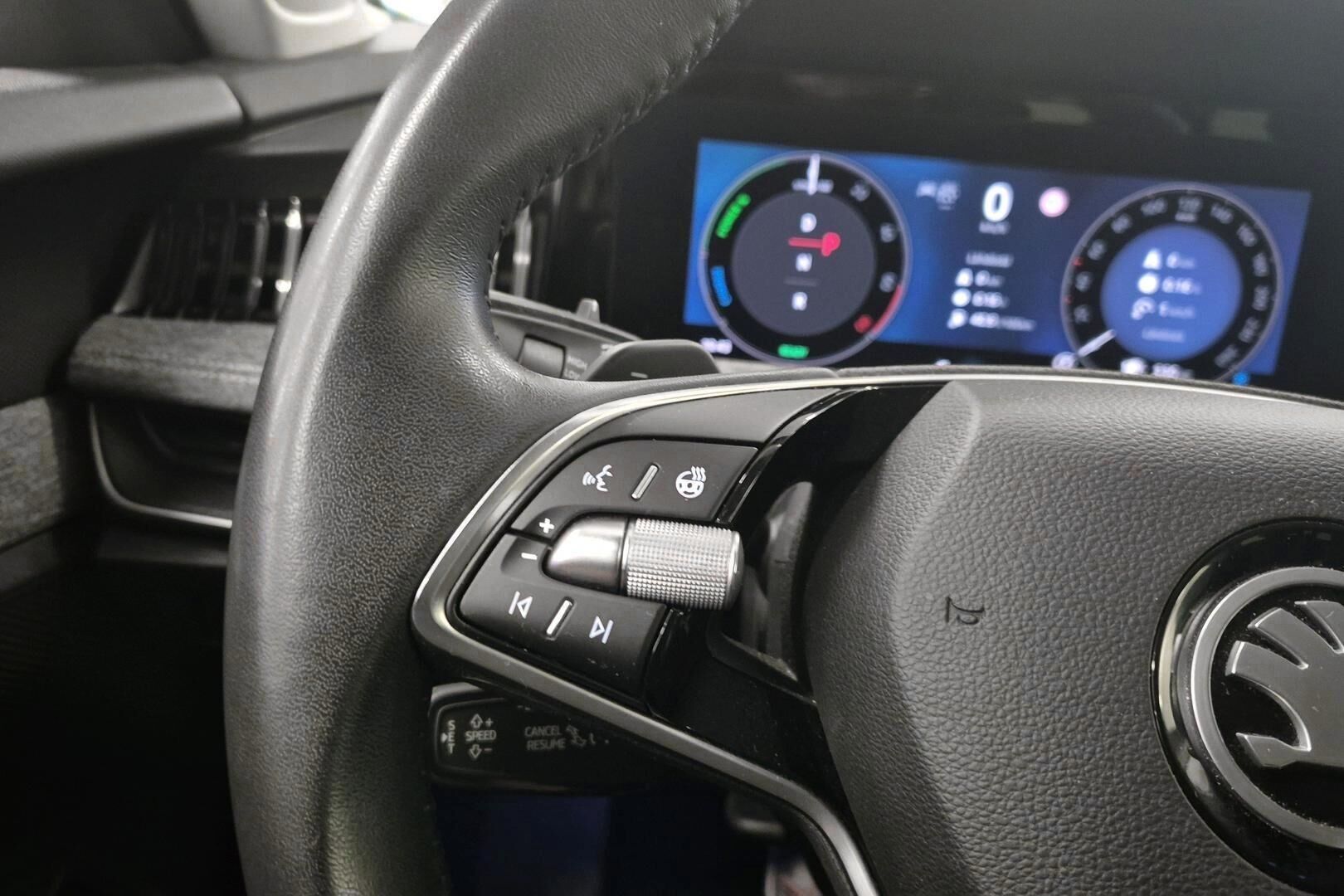 Skoda Superb iso kuva 16