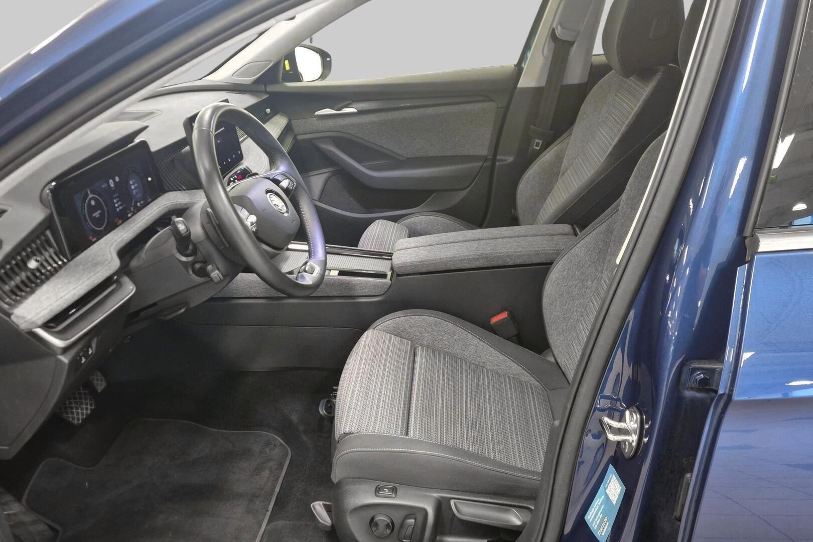 Skoda Superb iso kuva 8