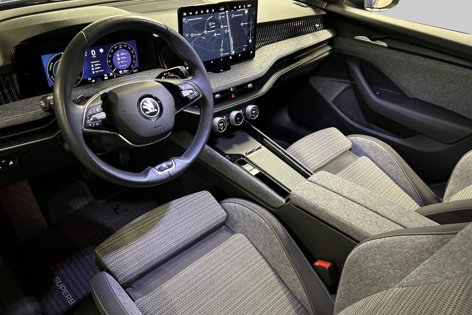Skoda Superb iso kuva 8