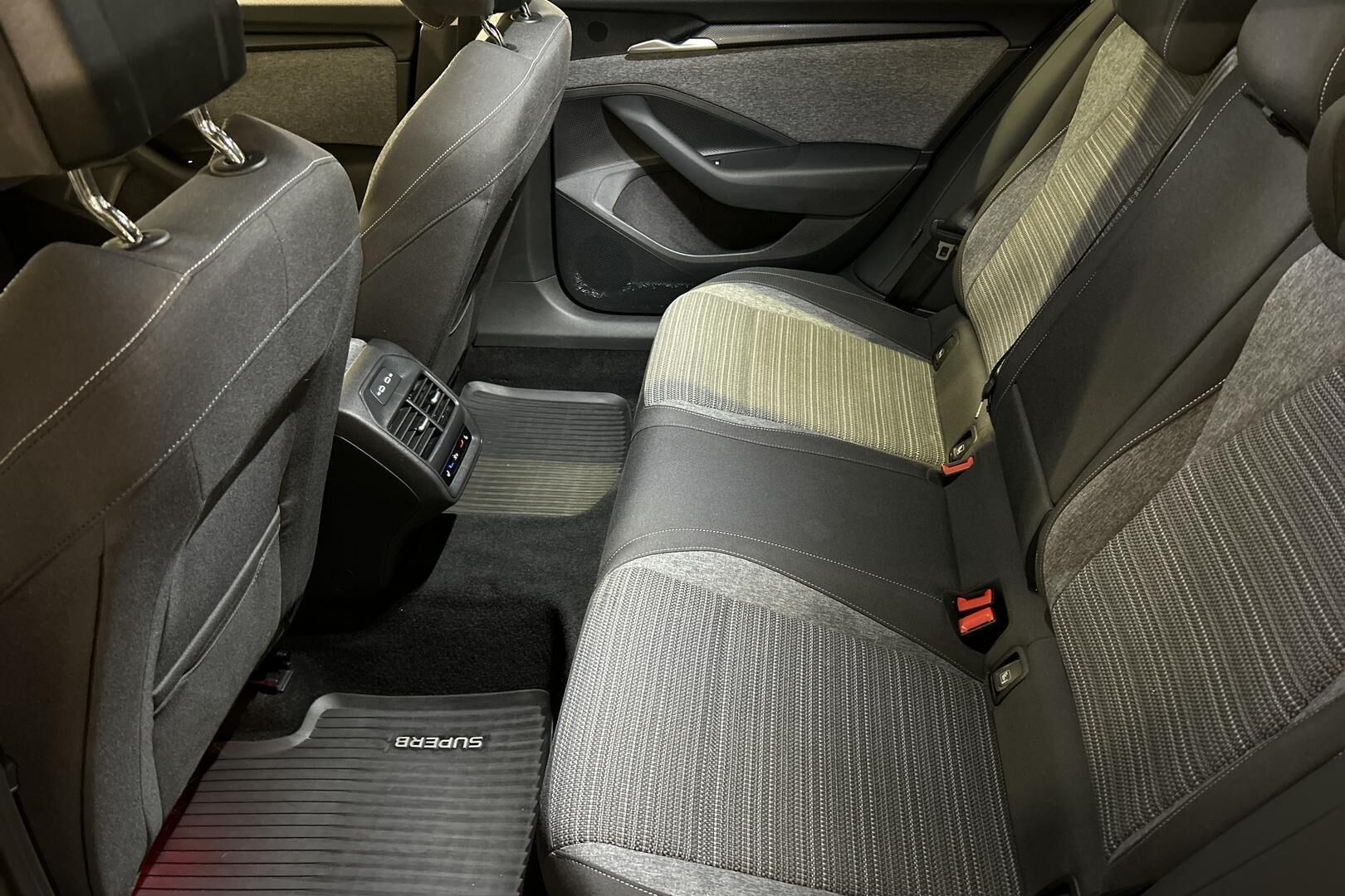 Skoda Superb iso kuva 9