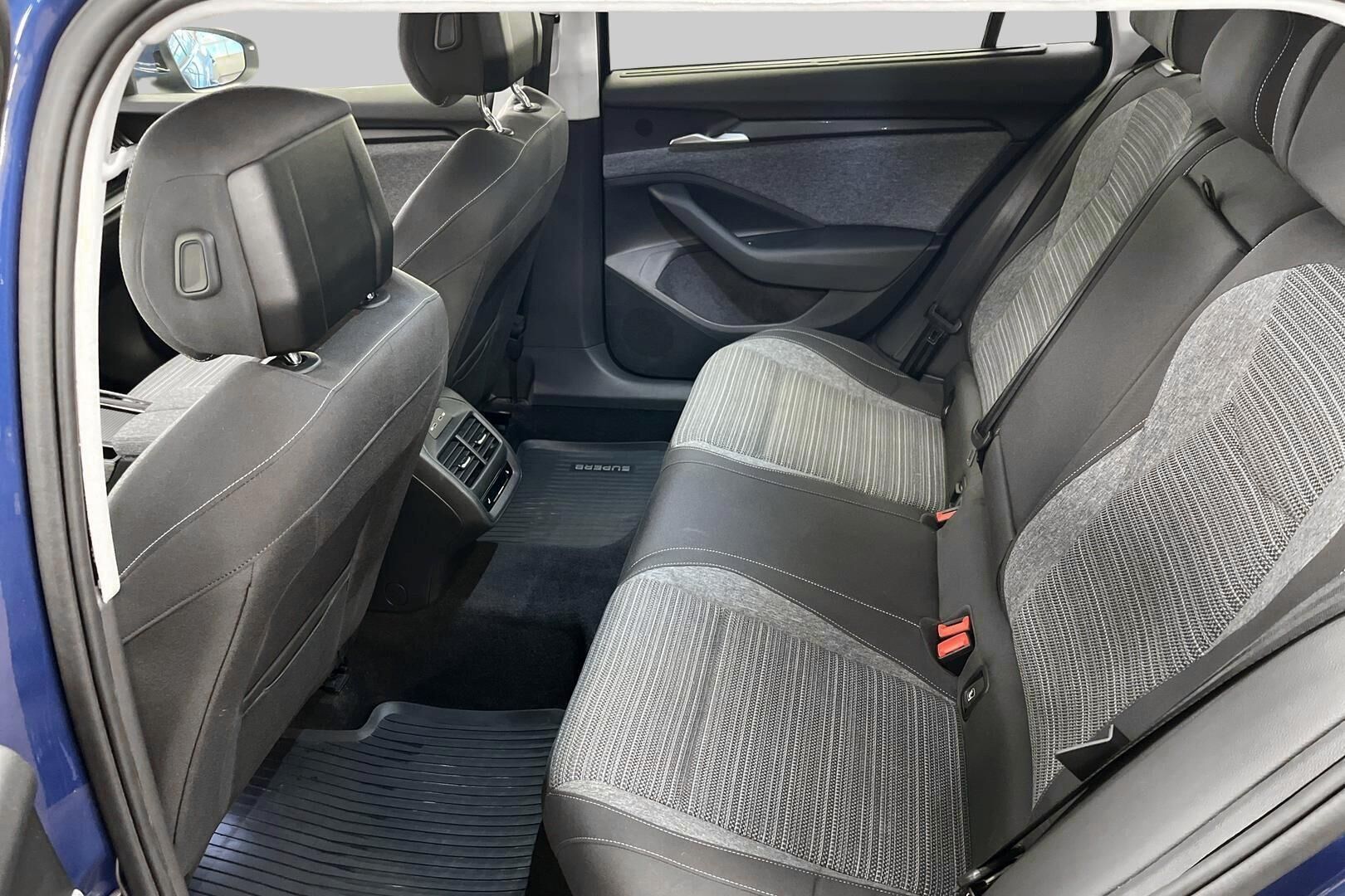 Skoda Superb iso kuva 8