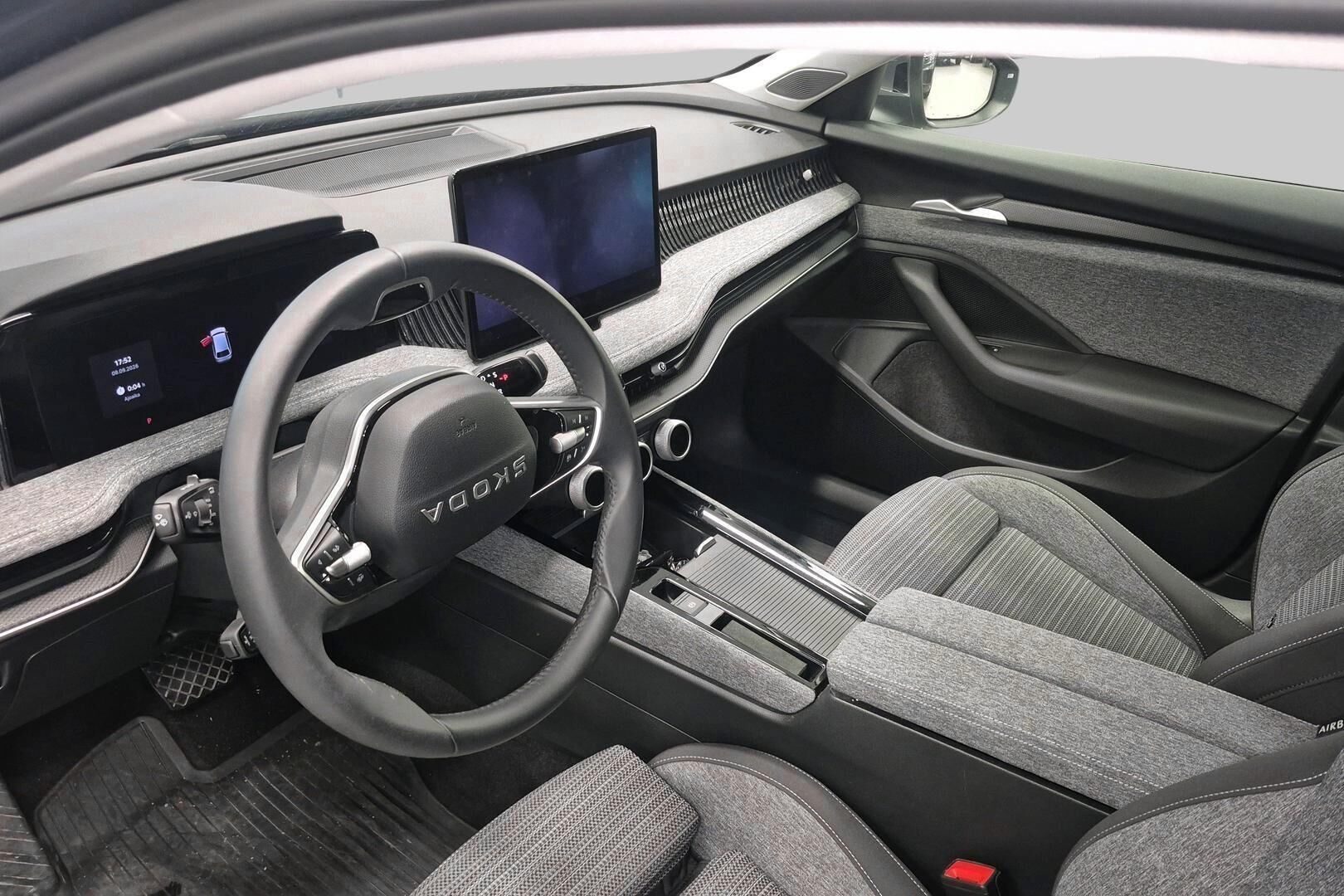 Skoda Superb iso kuva 1