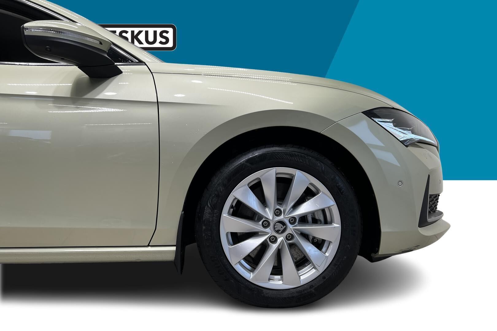 Skoda Superb iso kuva 13