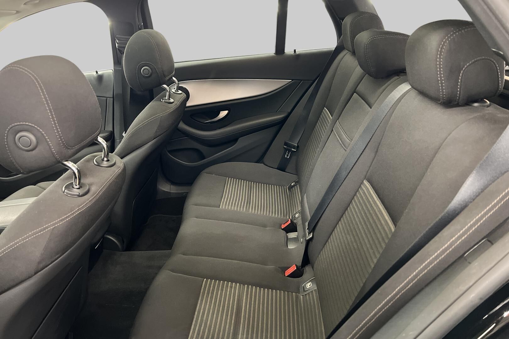 Mercedes-Benz E iso kuva 10
