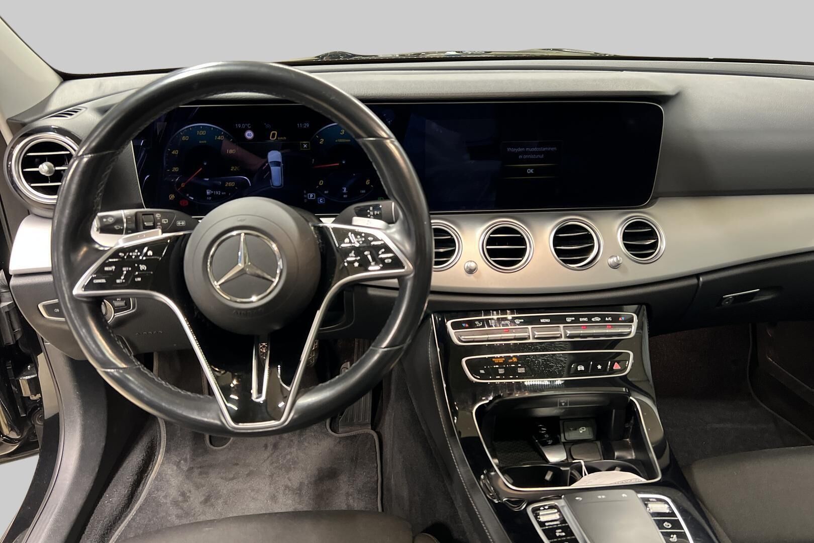 Mercedes-Benz E iso kuva 11