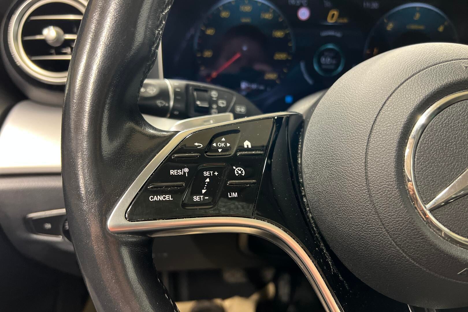 Mercedes-Benz E iso kuva 18