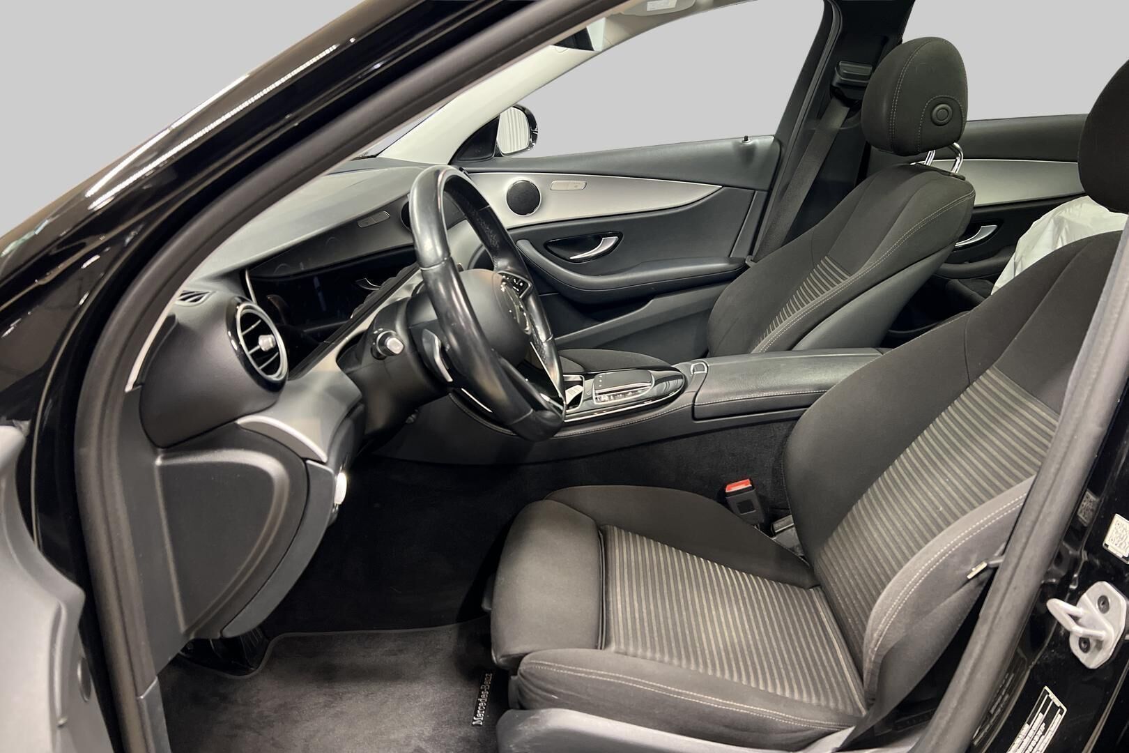 Mercedes-Benz E iso kuva 9
