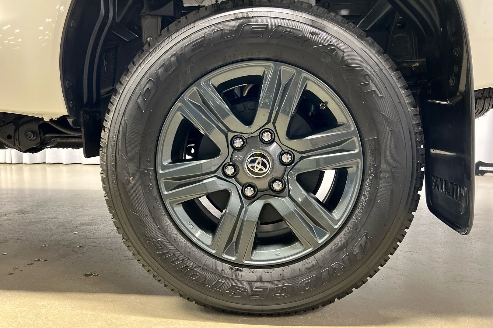 Toyota Hilux iso kuva 9