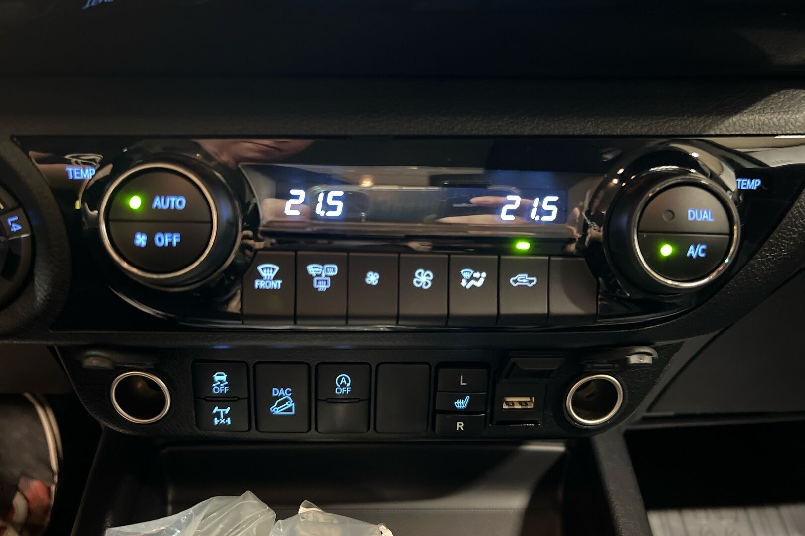 Toyota Hilux iso kuva 12