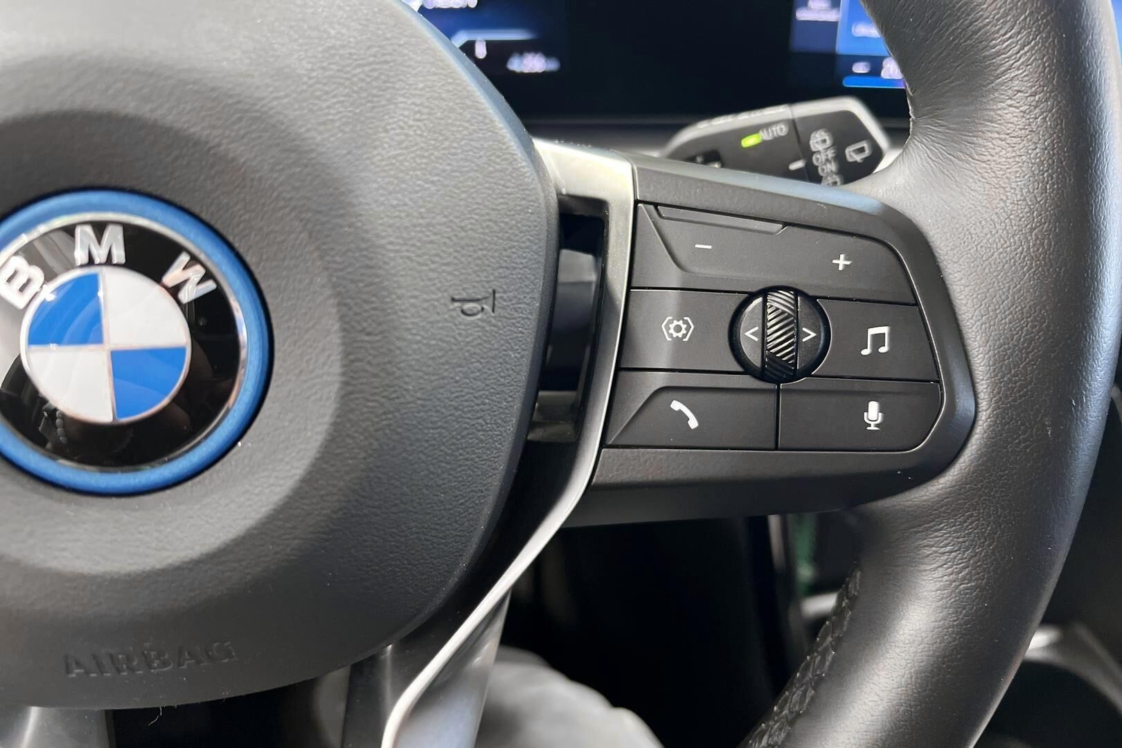BMW IX1 iso kuva 23