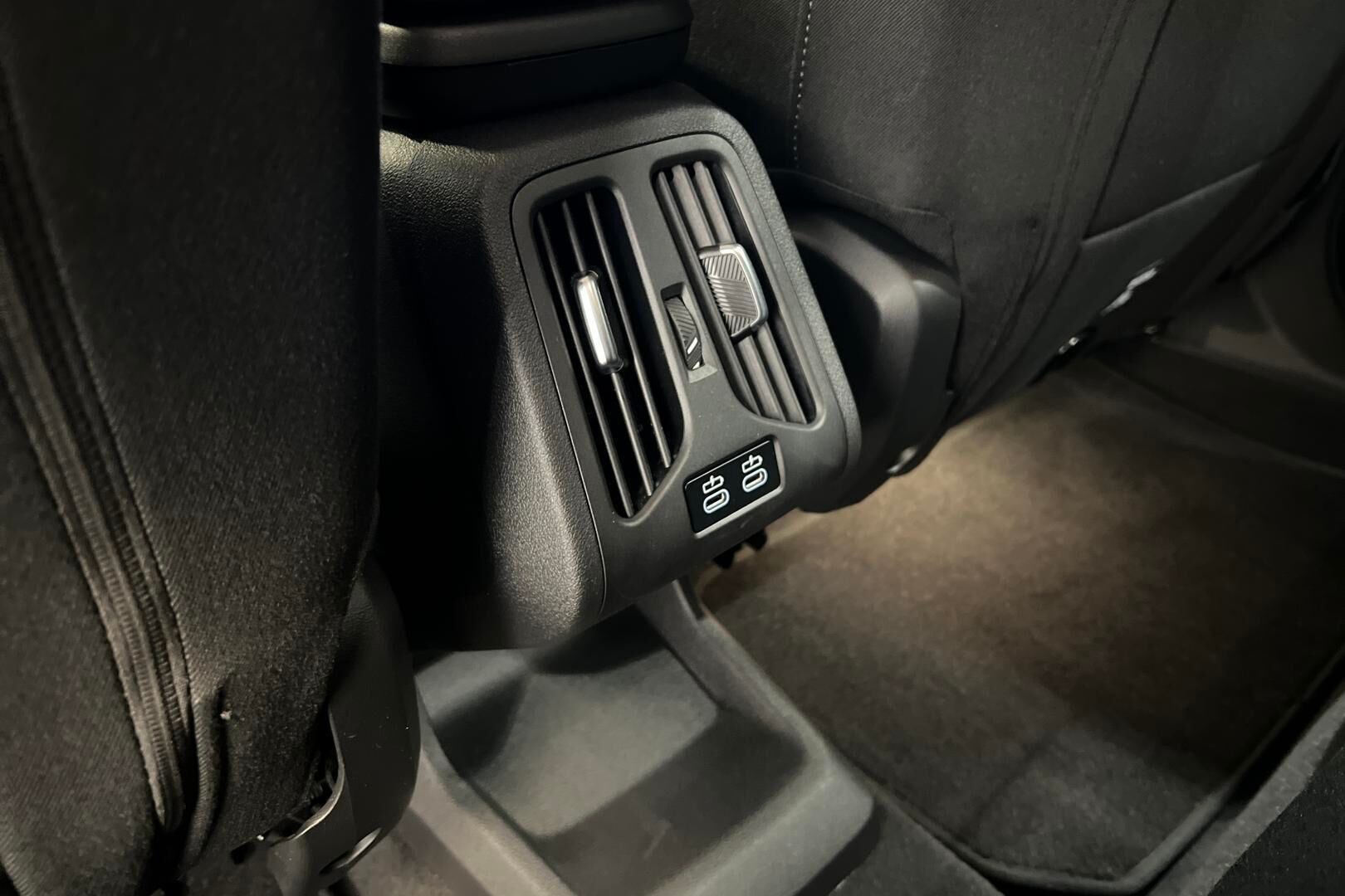 BMW IX1 iso kuva 27