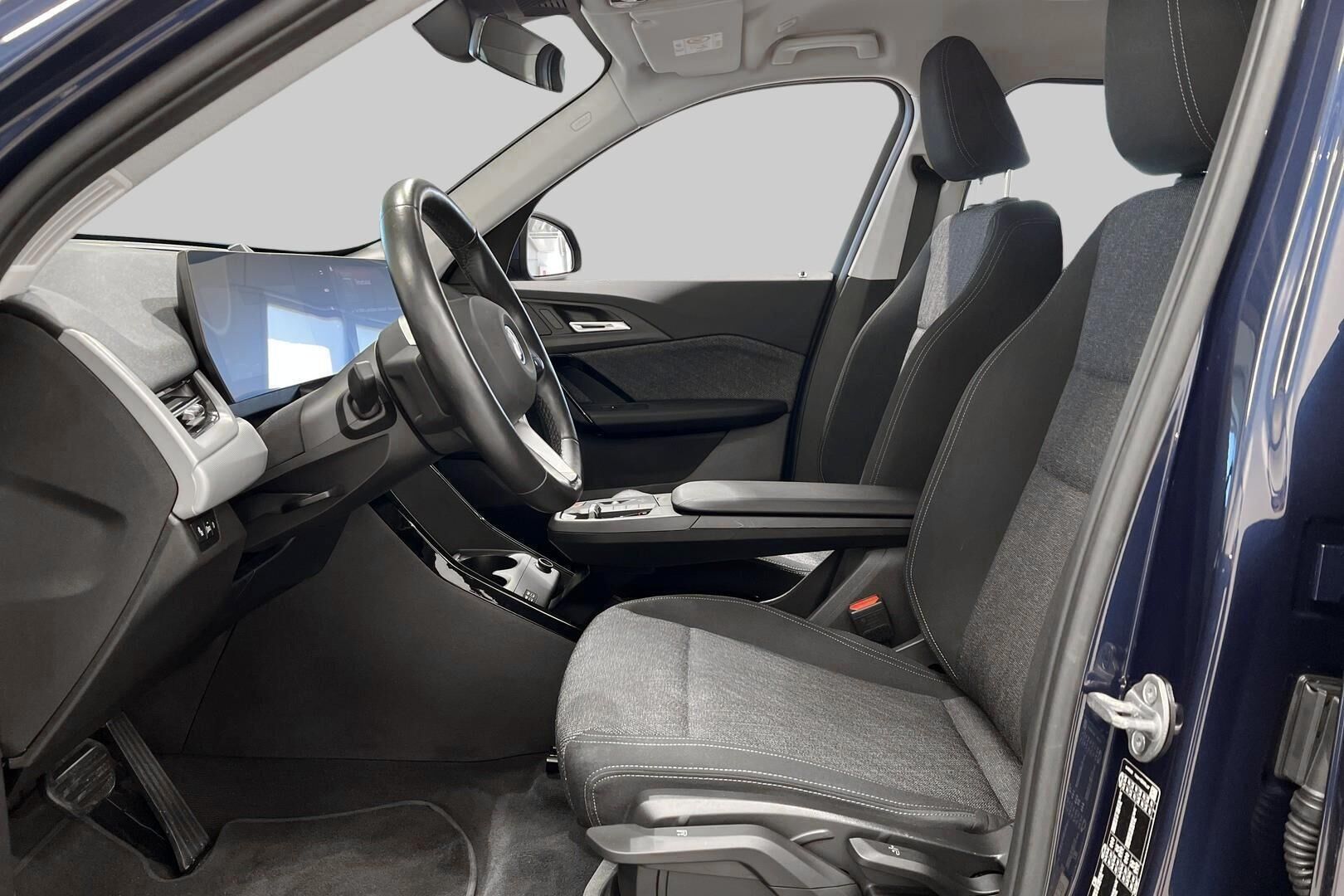 BMW IX1 iso kuva 9