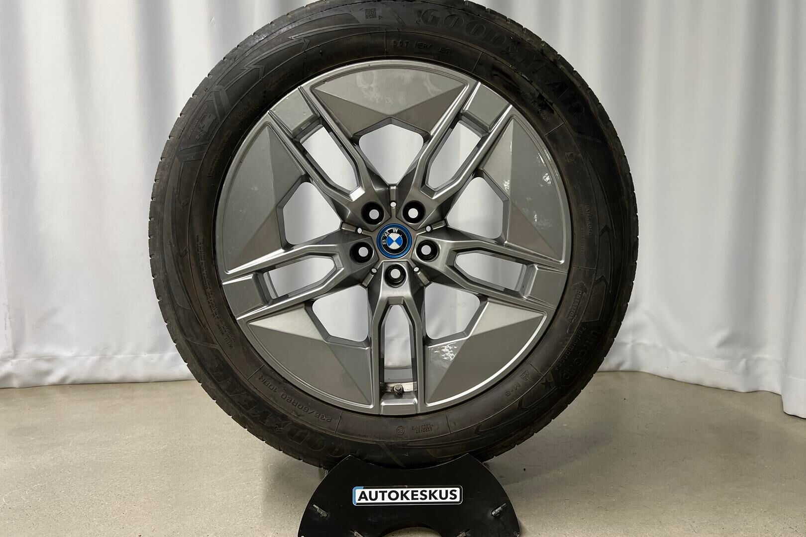BMW IX iso kuva 13