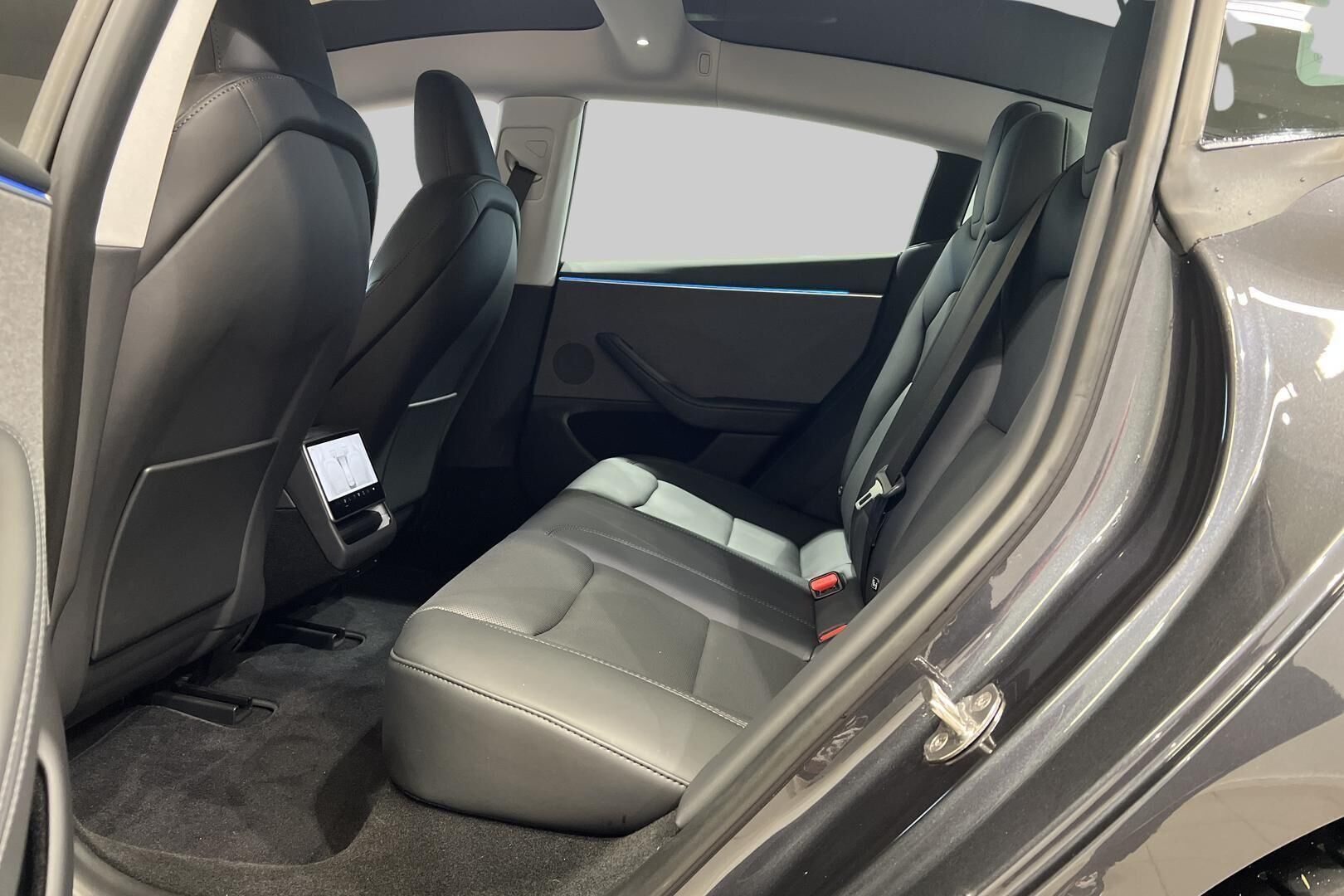 TESLA MODEL 3 iso kuva 8