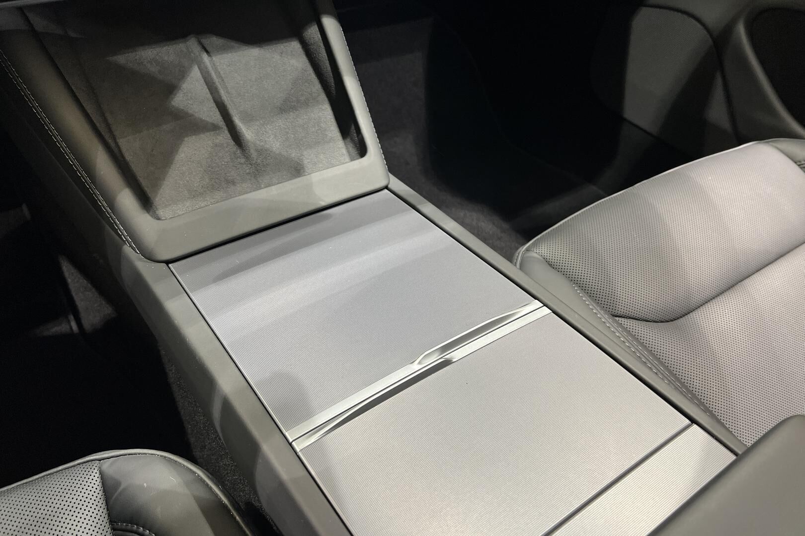 TESLA MODEL 3 iso kuva 35
