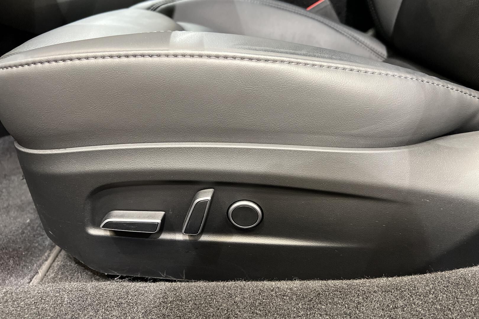 TESLA MODEL 3 iso kuva 24