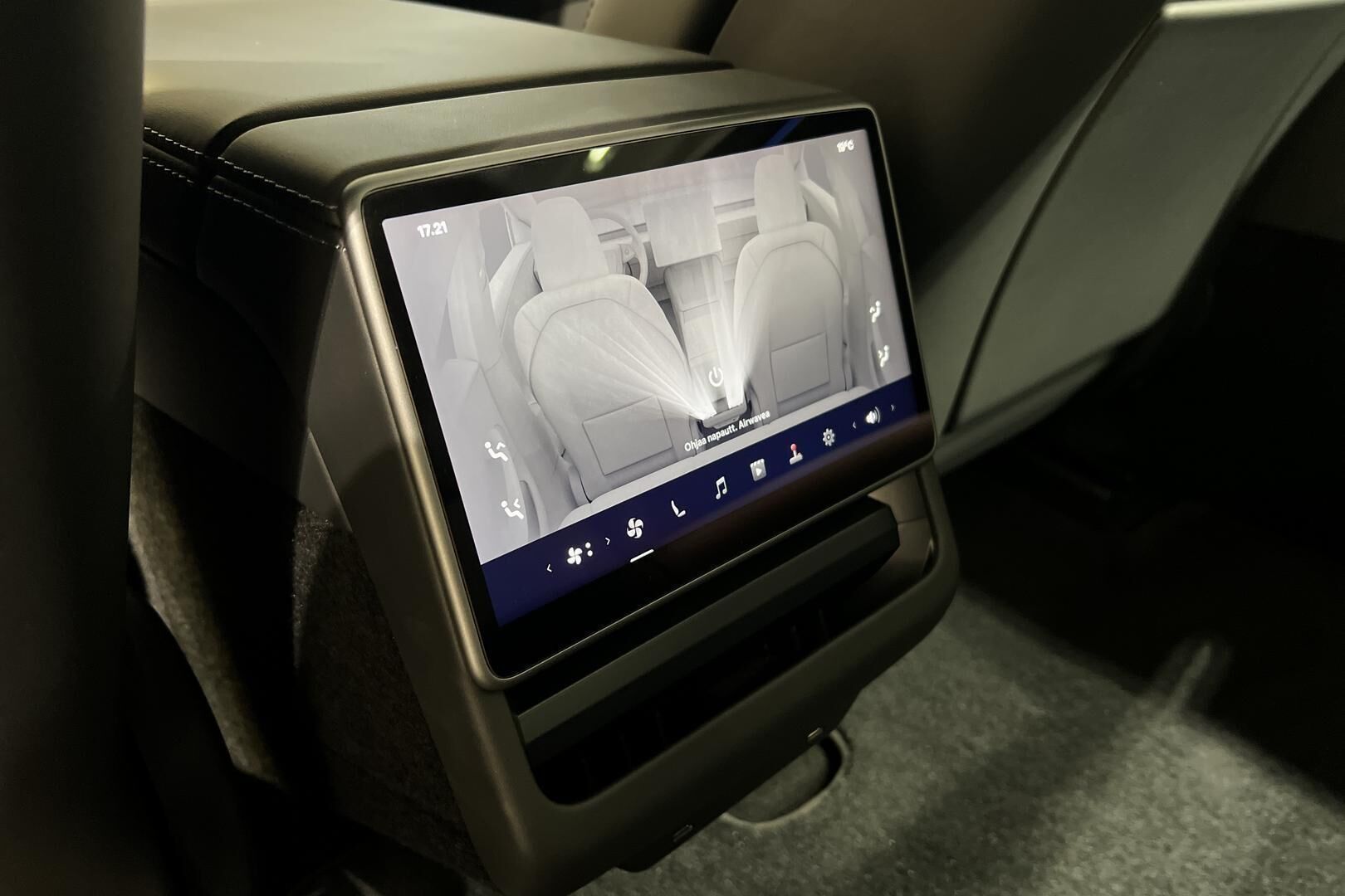 TESLA MODEL 3 iso kuva 36