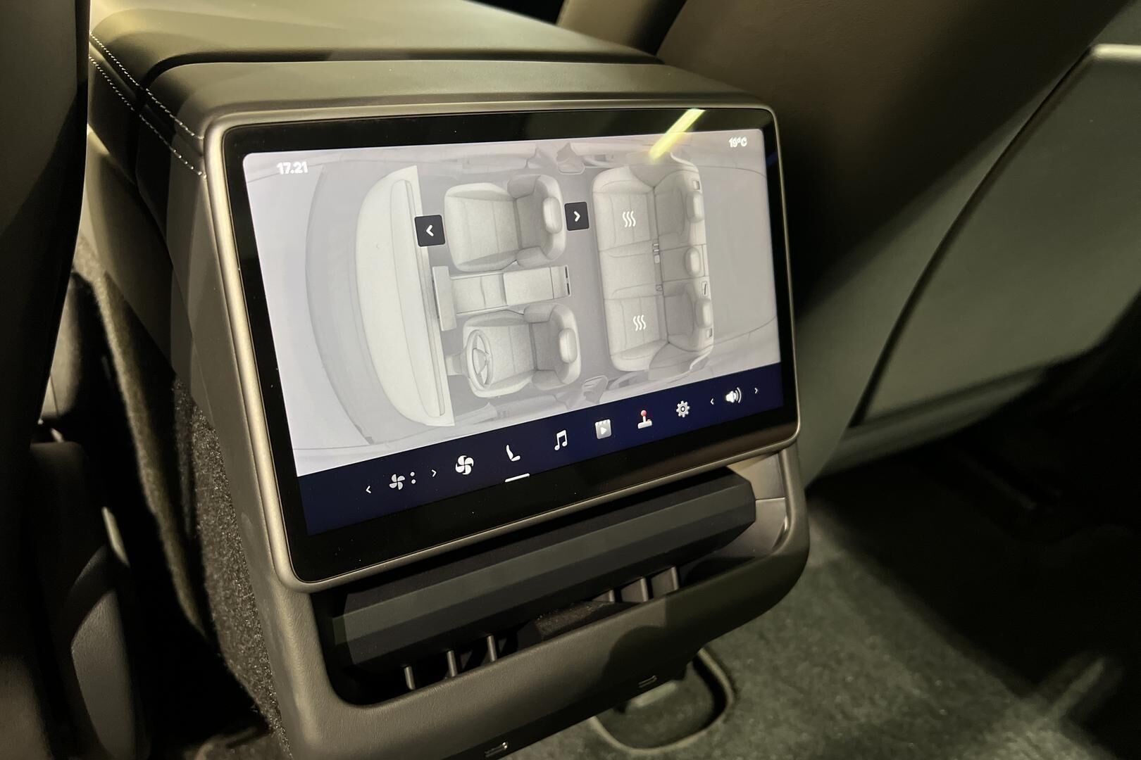 TESLA MODEL 3 iso kuva 25