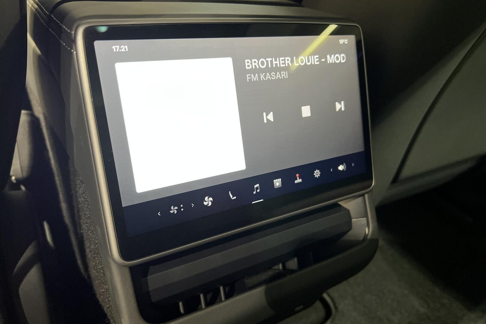 TESLA MODEL 3 iso kuva 26