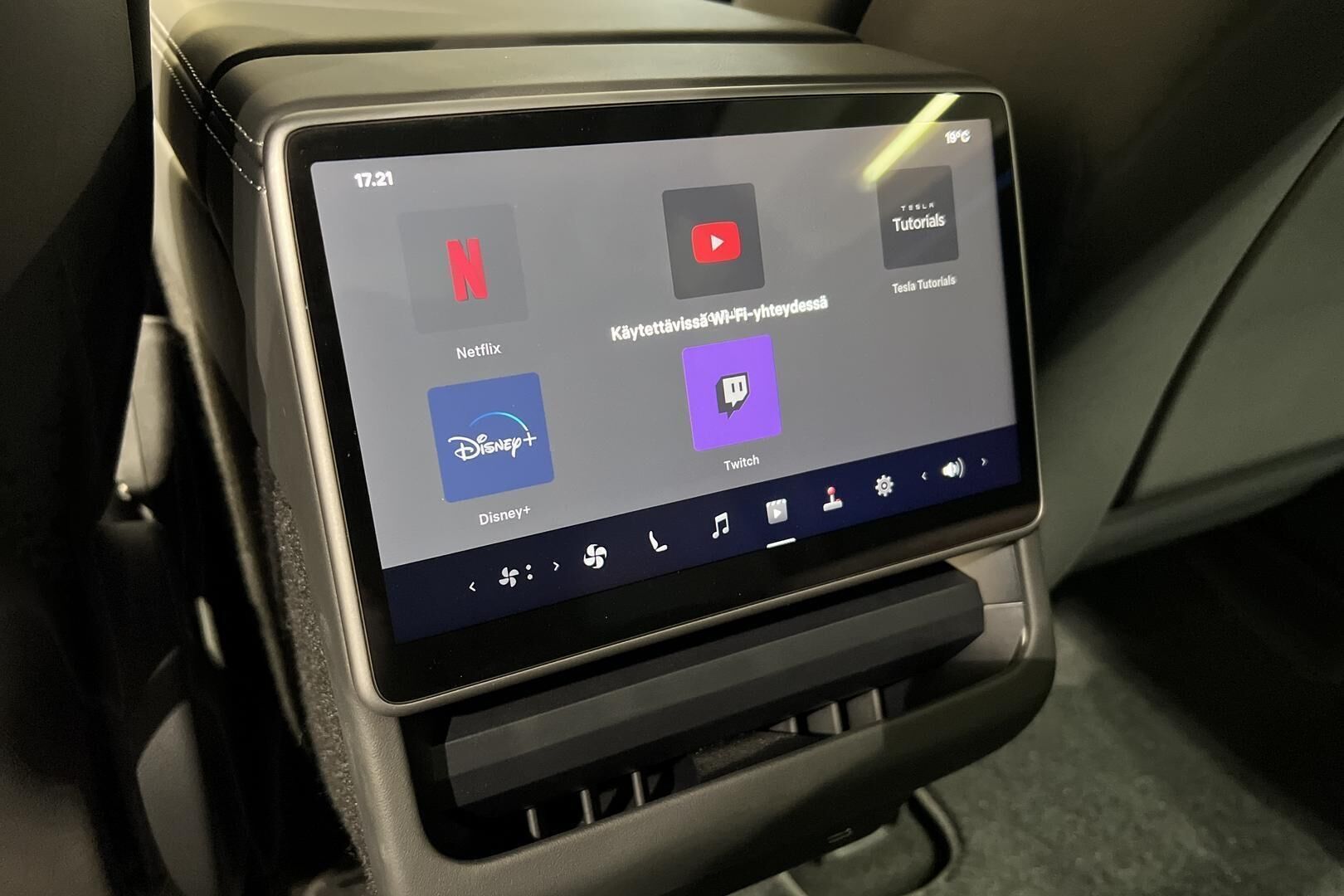 TESLA MODEL 3 iso kuva 27
