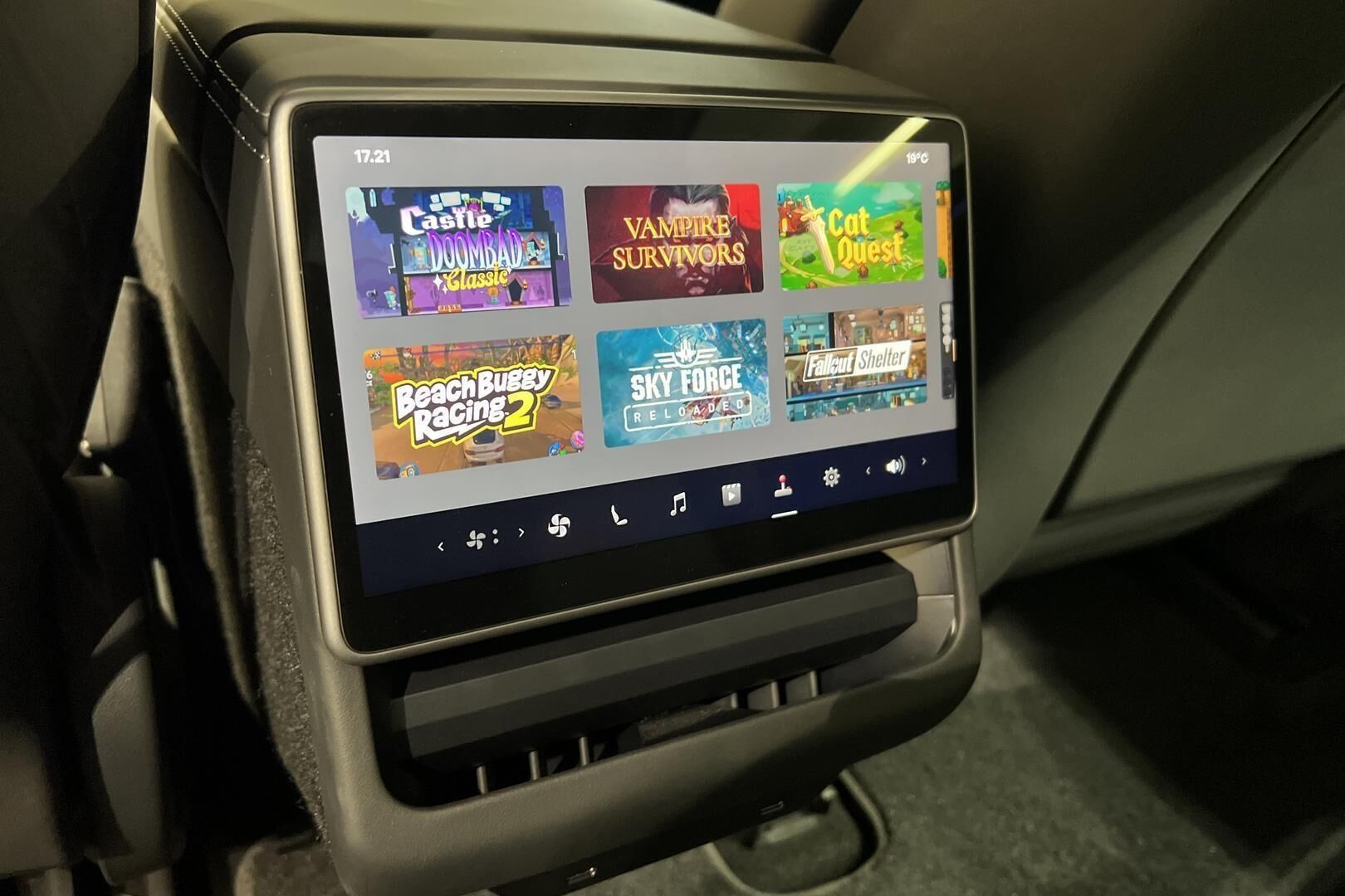 TESLA MODEL 3 iso kuva 37