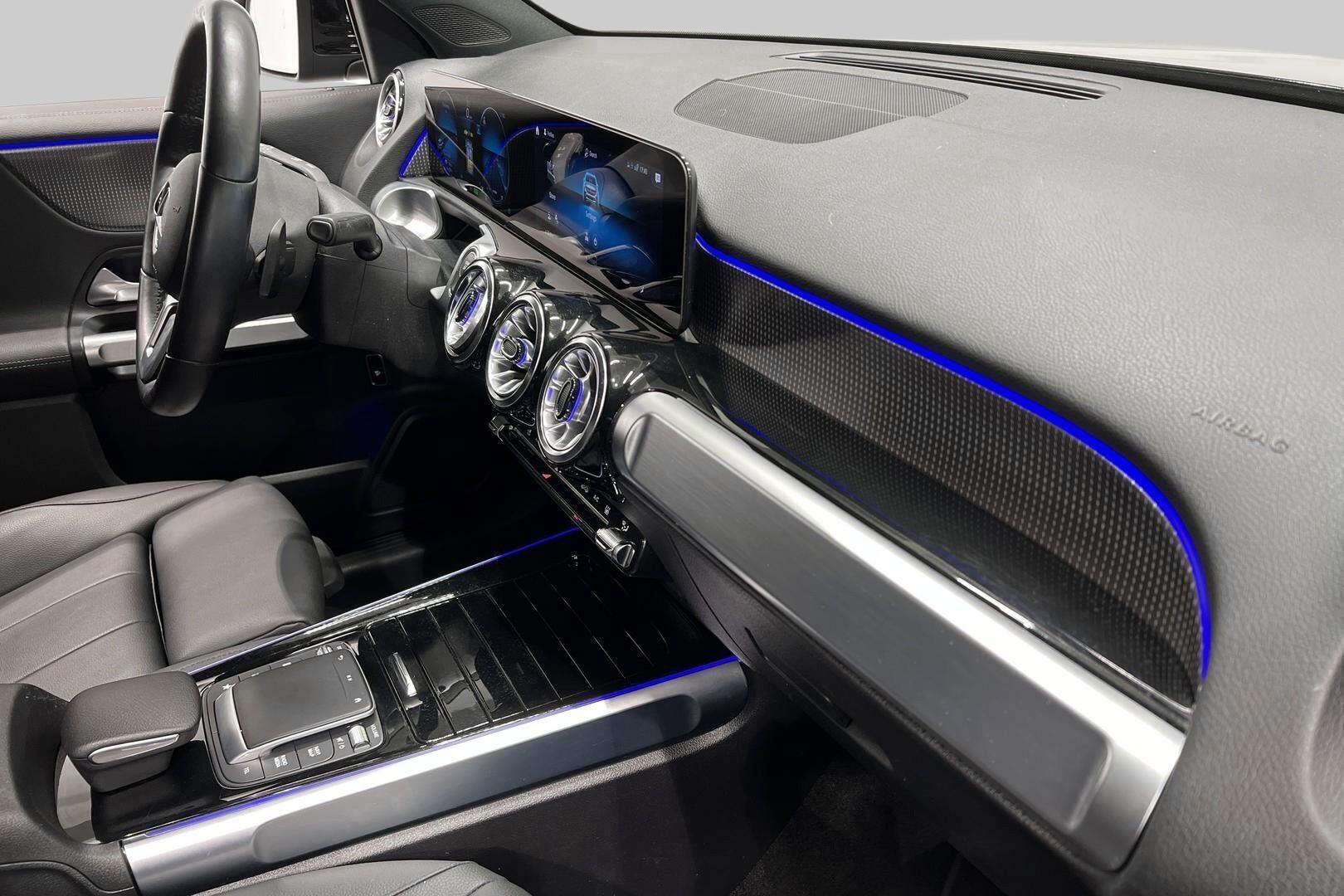 MERCEDES-BENZ EQB iso kuva 40