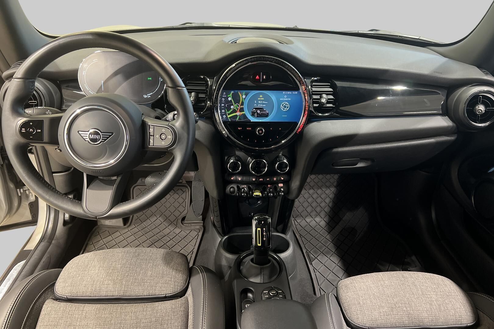 MINI COOPER SE iso kuva 11