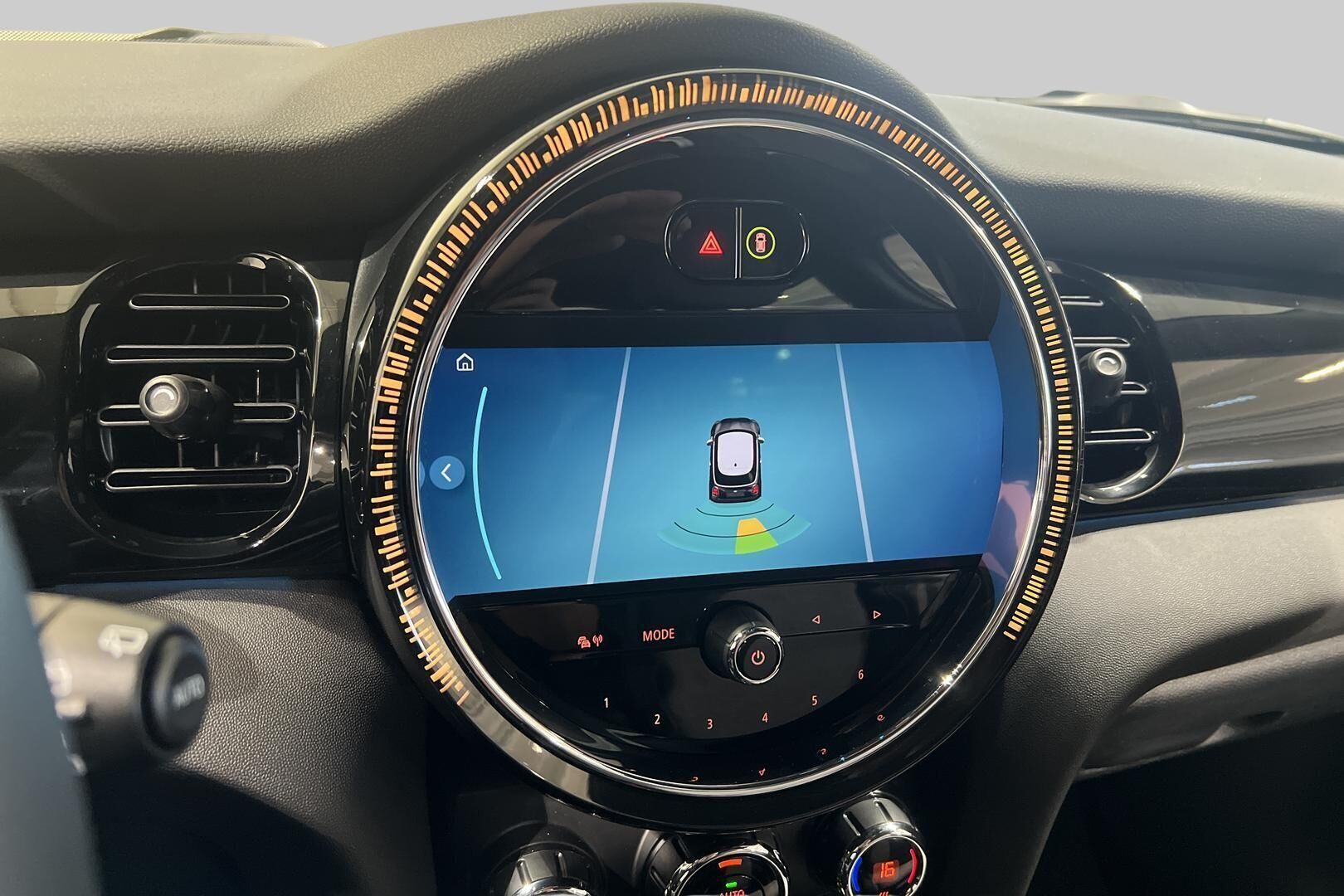 MINI COOPER SE iso kuva 16