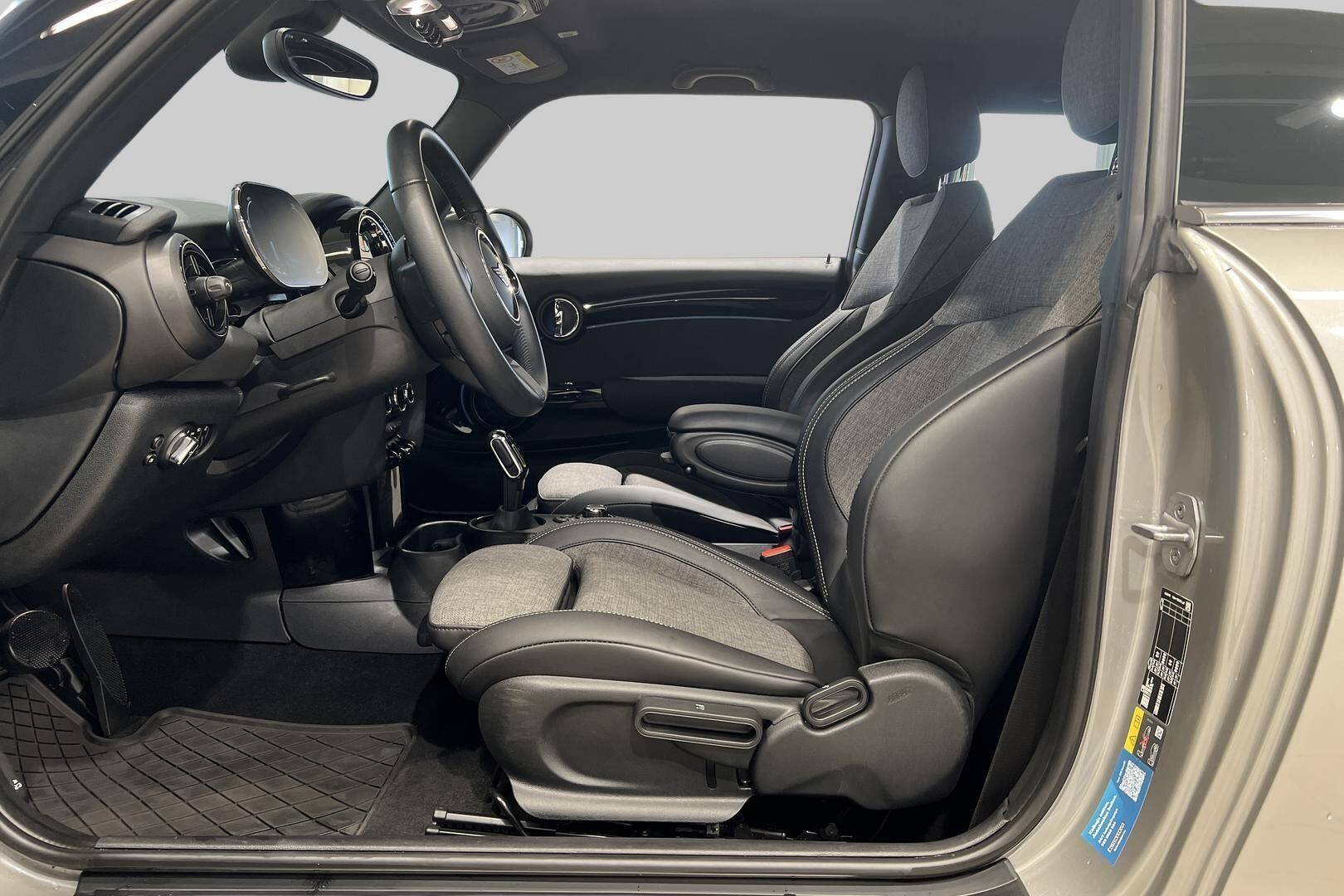 MINI COOPER SE iso kuva 9
